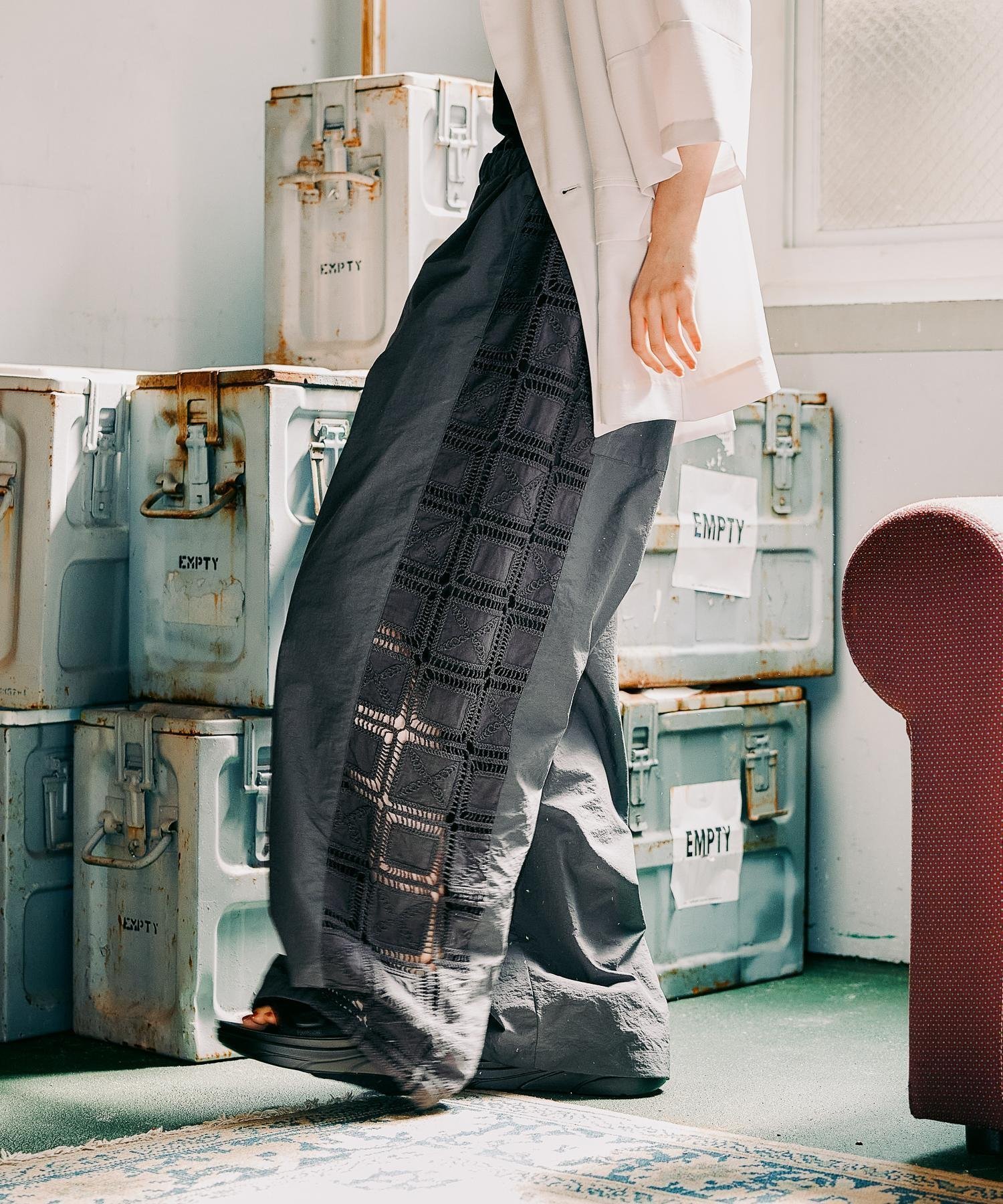 【ニコアンド/niko and】のMODE NORM CORE サイドレースイージーパンツ インテリア・キッズ・メンズ・レディースファッション・服の通販 founy(ファニー) 　ファッション　Fashion　レディースファッション　Fashion for Women　パンツ　Pants & Trousers　おすすめ　Recommended / Our Picks　カットソー　Cut and Sewn Top　シンプル　Simple, Minimal　スタイリッシュ　Stylish, Fashionable　トレンド　Trend, Trending Now　ハーフ　Half, Half-Length　リラックス　Relax, Relaxed Fit　レース　Lace, Lace Fabric　夏　Summer　定番　Standard, Basic Item　ブラック|ID: prp329100004600278 ipo3291000000032702415