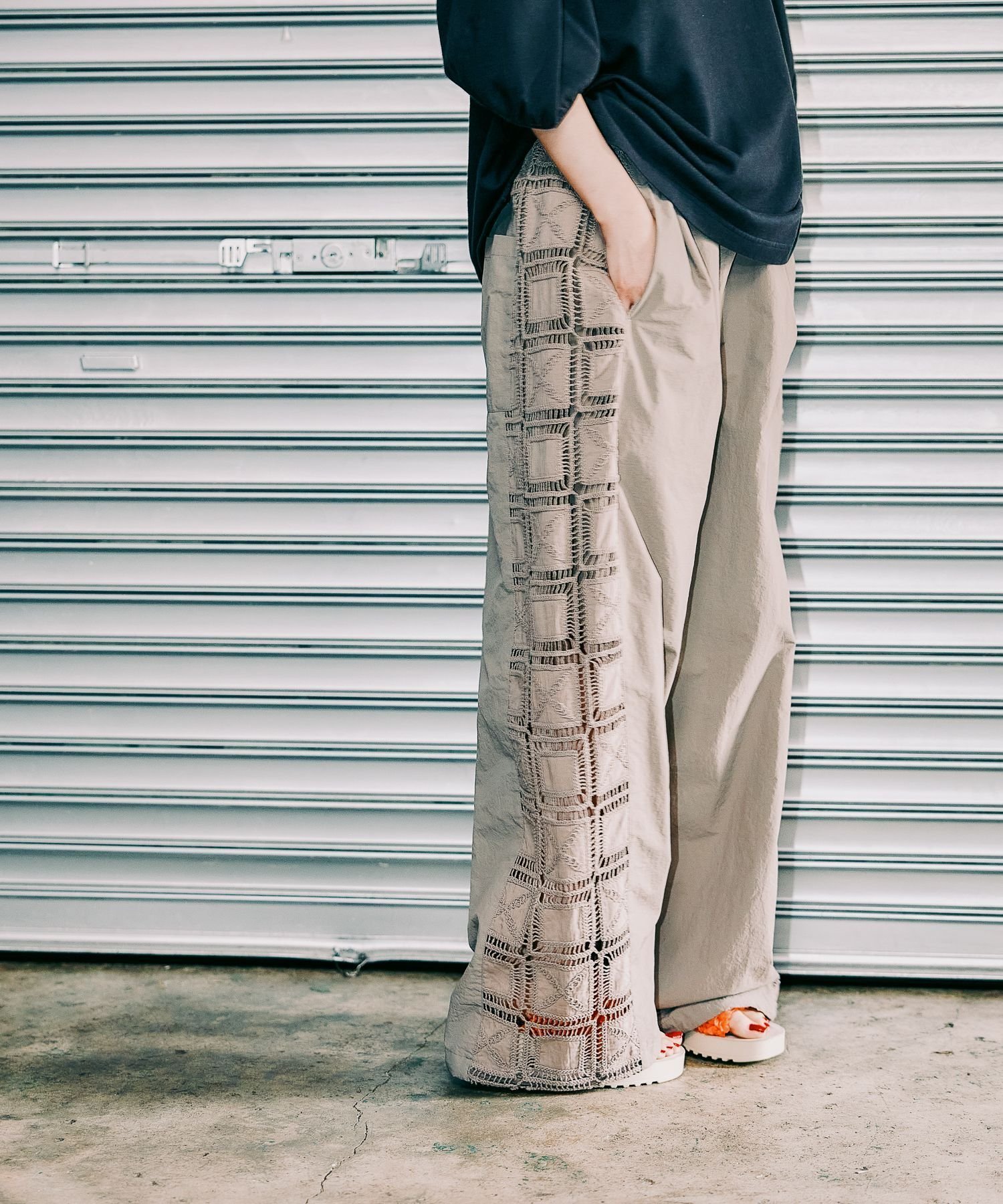 【ニコアンド/niko and】のMODE NORM CORE サイドレースイージーパンツ インテリア・キッズ・メンズ・レディースファッション・服の通販 founy(ファニー) 　ファッション　Fashion　レディースファッション　Fashion for Women　パンツ　Pants & Trousers　おすすめ　Recommended / Our Picks　カットソー　Cut and Sewn Top　シンプル　Simple, Minimal　スタイリッシュ　Stylish, Fashionable　トレンド　Trend, Trending Now　ハーフ　Half, Half-Length　リラックス　Relax, Relaxed Fit　レース　Lace, Lace Fabric　夏　Summer　定番　Standard, Basic Item　モカ|ID: prp329100004600278 ipo3291000000032702417