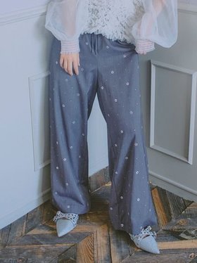 【ファーファー/FURFUR】のビジュー付きイージーパンツ 人気、トレンドファッション・服の通販 founy(ファニー) ファッション Fashion レディースファッション Ladies' Fashion Online パンツ Pants ビジュー Bijou モチーフ Motif エレガント 上品 Elegant |ID:prp329100004600297