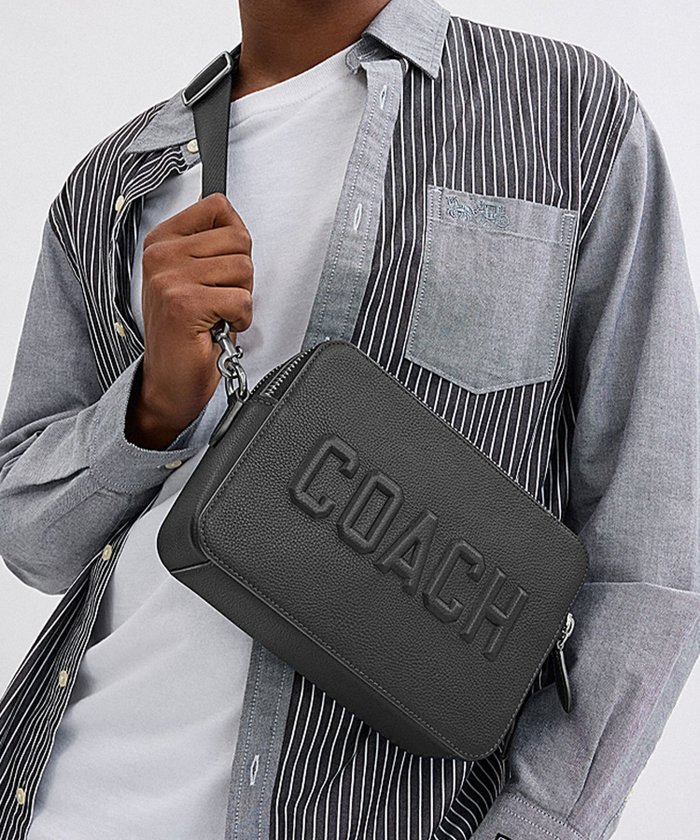 【コーチ/COACH / MEN】の【公式】チャーター クロスボディ バッグ 24・コーチ グラフィック インテリア・キッズ・メンズ・レディースファッション・服の通販 founy(ファニー) https://founy.com/ ファッション Fashion メンズファッション Fashion for Men バッグ Bags グラフィック Graphic, Graphic Design 軽量 Lightweight, Ultra Light ショルダー Shoulder, Shoulder Strap 財布 Wallet, Purse ポケット Pocket, Pocket Detail ラップ Wrap, Wrap Design ビジネス 仕事 通勤 Business / Work / Commuting |ID: prp329100004600930 ipo3291000000032711283