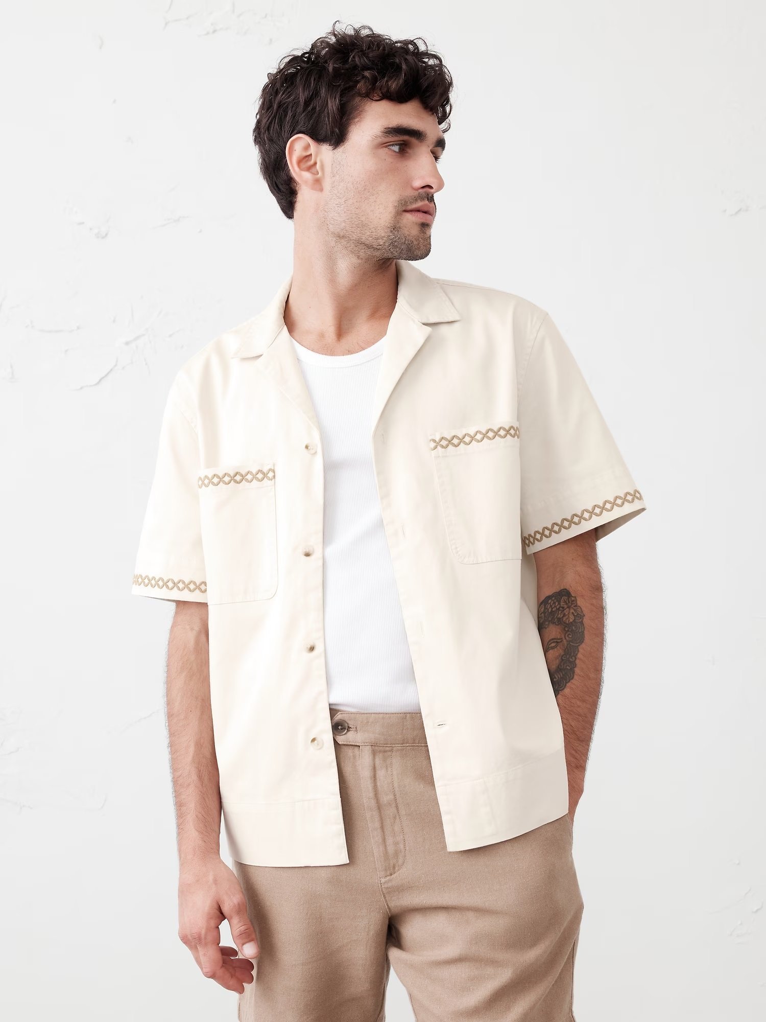 【バナナリパブリック ファクトリーストア/BANANA REPUBLIC FACTORY STORE / MEN】のBANANA REPUBLIC FACTORY STORE エンブロイダリー リゾートオーバーシャツ インテリア・キッズ・メンズ・レディースファッション・服の通販 founy(ファニー) 　ファッション　Fashion　メンズファッション　Fashion for Men　エンブロイダリー　Embroidery Design　ストレート　Straight, Straight Cut　ポケット　Pocket, Pocket Detail　リゾート　Resort, Vacation Style　ヴィンテージ　Vintage Style　TRANSITION_CREAM|ID: prp329100004600941 ipo3291000000032711352