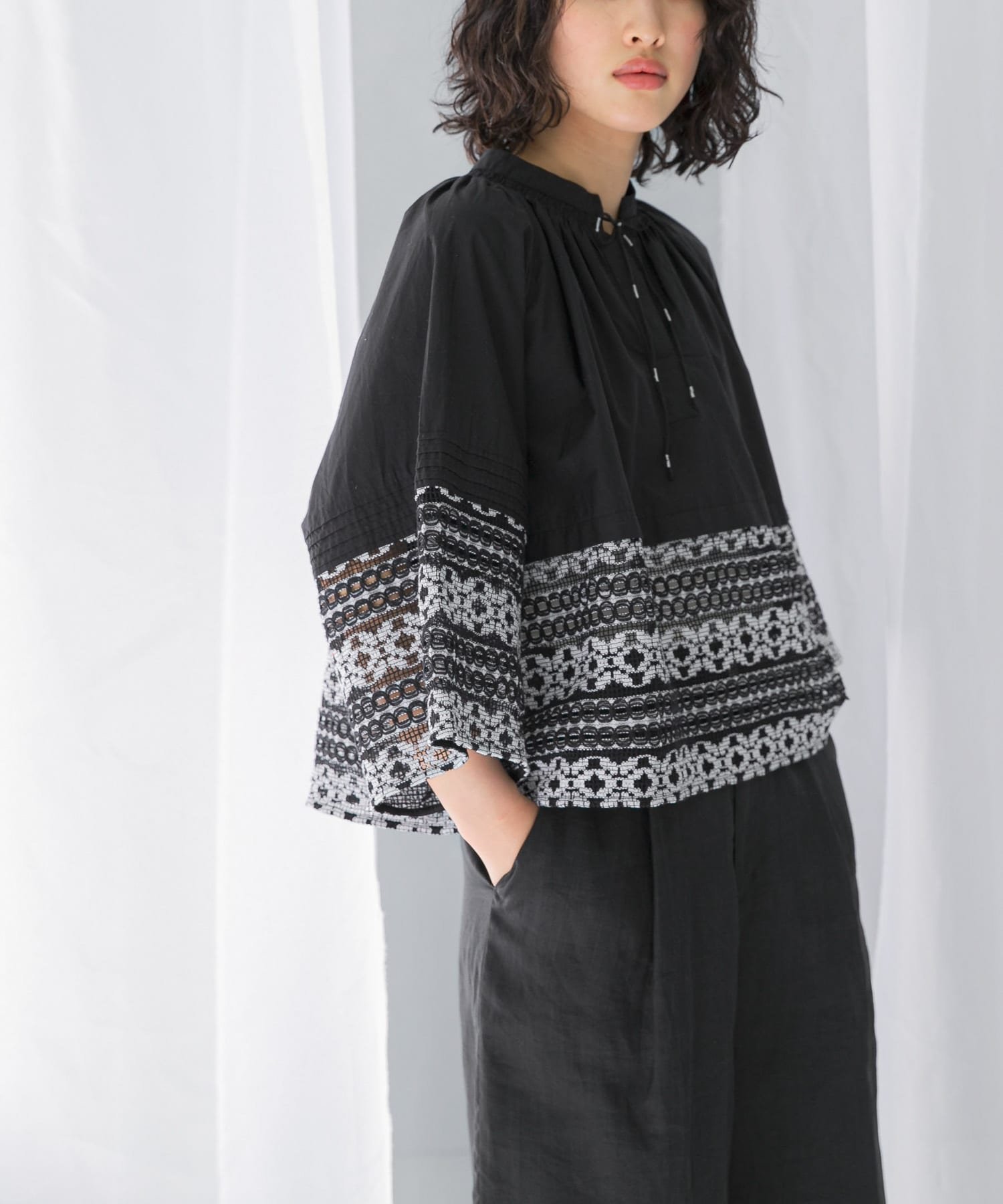 【アーバンリサーチ ロッソ/URBAN RESEARCH ROSSO】のsara mallika COTTON BORDER GATHER LACE TOP インテリア・キッズ・メンズ・レディースファッション・服の通販 founy(ファニー) 　ファッション　Fashion　レディースファッション　Fashion for Women　ワンピース　Dresses　2025年　2025　2025春夏・S/S　Spring/Summer 2025 SS25　インド　Indian Textile　クロシェ　Crochet, Knitted Lace　シルバー　Silver, Metallic Silver　ハンド　Hand, Handmade　フロント　Front, Front Design　プリント　Print, Printed Pattern　レース　Lace, Lace Fabric　ワーク　Workwear, Utility Style　夏　Summer　S/S・春夏　SS, Spring/Summer, Warm Season　BLACK|ID: prp329100004600988 ipo3291000000032711803