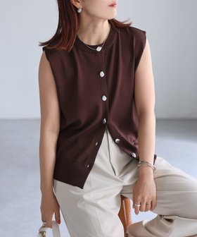 【リベリー/Riberry】のニュアンスボタンフレンチニットカーディガン/ベスト 人気、トレンドファッション・服の通販 founy(ファニー) ファッション Fashion レディースファッション Fashion for Women トップス・カットソー Cut & Sew Tops ニット Knit Tops & Sweaters カーディガン・羽織り Layered Style Cardigans ベスト&ジレ / 重ね着スタイル Vests & Gilets インナー Innerwear カーディガン Cardigan, Knitwear シンプル Simple, Minimal スリーブ Sleeve, Long Sleeve / Short Sleeve 定番 Standard, Basic Item ノースリーブ Sleeveless, No-Sleeve フレンチ French, French Style フロント Front, Front Design ベスト Vest, Waistcoat ベーシック Basic, Essential リラックス Relax, Relaxed Fit レース Lace, Lace Fabric エレガント 上品 Elegant |ID:prp329100004601020