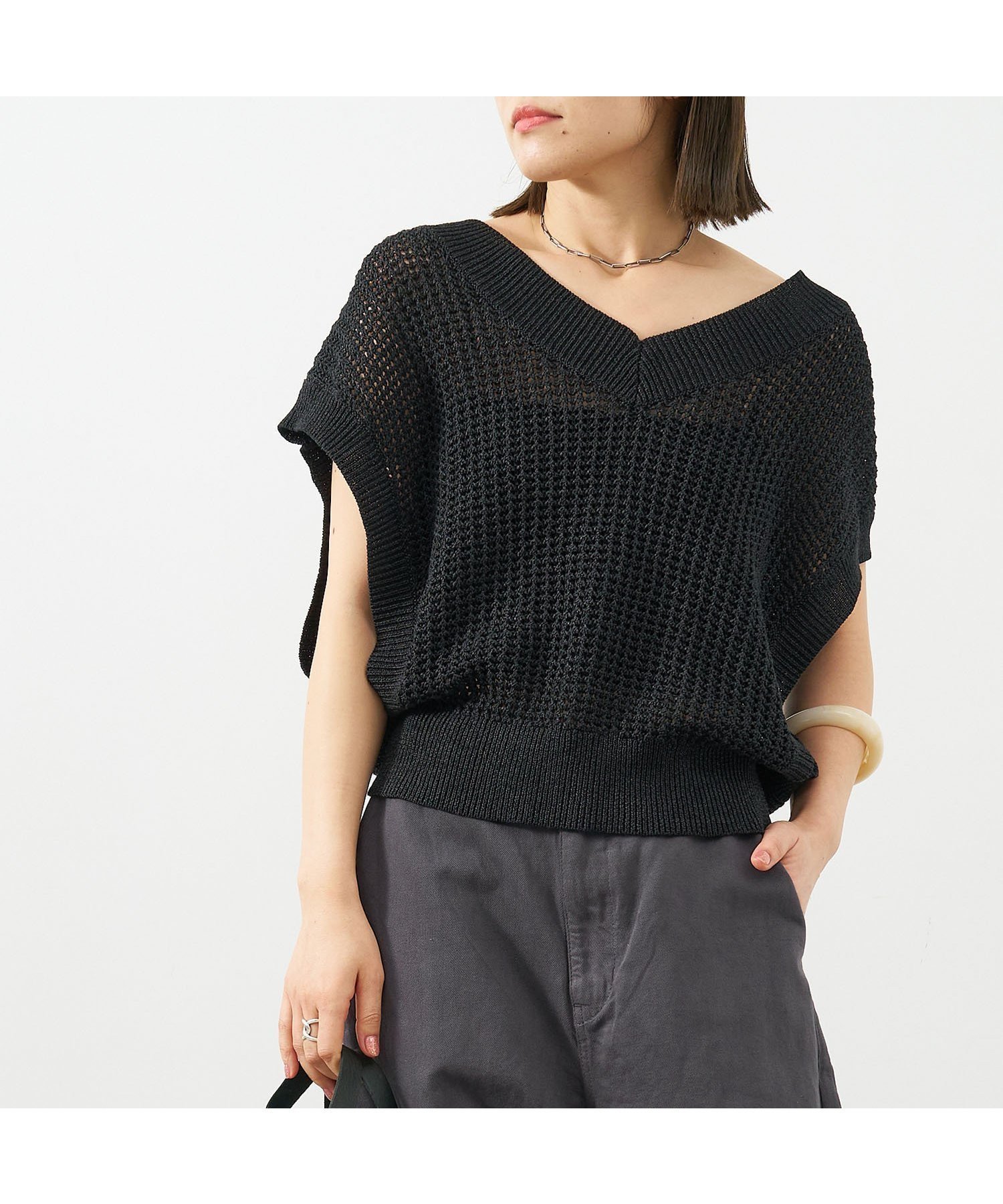 【マイカ ディール/MICA & DEAL】のVネックニットベスト インテリア・キッズ・メンズ・レディースファッション・服の通販 founy(ファニー) 　ファッション　Fashion　レディースファッション　Fashion for Women　アウター　Coat / Outerwear Collection　トップス・カットソー　Cut & Sew Tops　ニット　Knit Tops & Sweaters　ベスト&ジレ / 重ね着スタイル　Vests & Gilets　Vネックトップス　V-Neck Tops / V-Cut Neckline Shirts　インナー　Innerwear　キャミソール　Camisole, Spaghetti Strap Top　タンク　Tank Top, Sleeveless Top　おすすめ　Recommended / Our Picks　夏　Summer　BLACK|ID: prp329100004601101 ipo3291000000032712754
