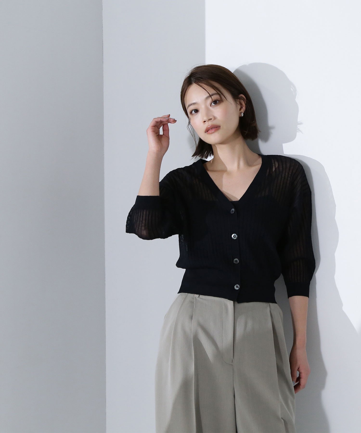 【ナチュラル ビューティー ベーシック/NATURAL BEAUTY BASIC】のVネックシアーリブカーディガン インテリア・キッズ・メンズ・レディースファッション・服の通販 founy(ファニー) 　ファッション　Fashion　レディースファッション　Fashion for Women　トップス・カットソー　Cut & Sew Tops　カーディガン・羽織り　Layered Style Cardigans　Vネックトップス　V-Neck Tops / V-Cut Neckline Shirts　インナー　Innerwear　キャミソール　Camisole, Spaghetti Strap Top　コンパクト　Compact, Small Size　シアー　Sheer, See-Through　タンク　Tank Top, Sleeveless Top　夏　Summer　クロ|ID: prp329100004601113 ipo3291000000032712874