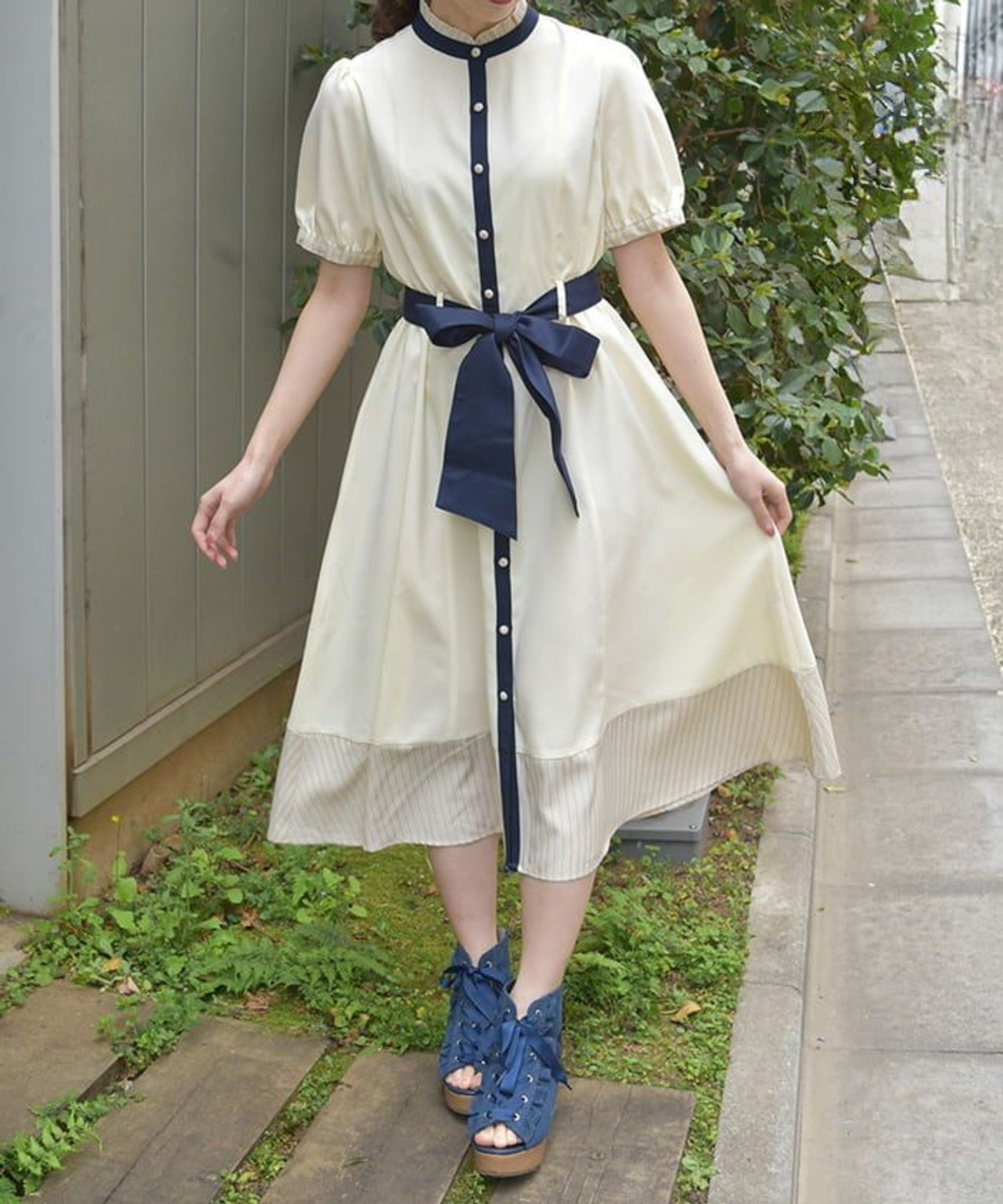 【アクシーズファム/axes femme】のストライプ切替シャツワンピース インテリア・キッズ・メンズ・レディースファッション・服の通販 founy(ファニー) 　ファッション　Fashion　レディースファッション　Fashion for Women　ワンピース　Dresses　シャツワンピース / 1枚で着映えコーデ　Shirt Dresses　カフス　Cuff Design　スタンド　Stand Collar, Upright Stand　ストライプ　Stripe, Striped Pattern　フリル　Frill, Ruffle　切替　Switching, Contrast Panel　夏　Summer　無地　Plain, Solid Color　羽織　Haori, Light Jacket　生成り|ID: prp329100004601242 ipo3291000000032713787