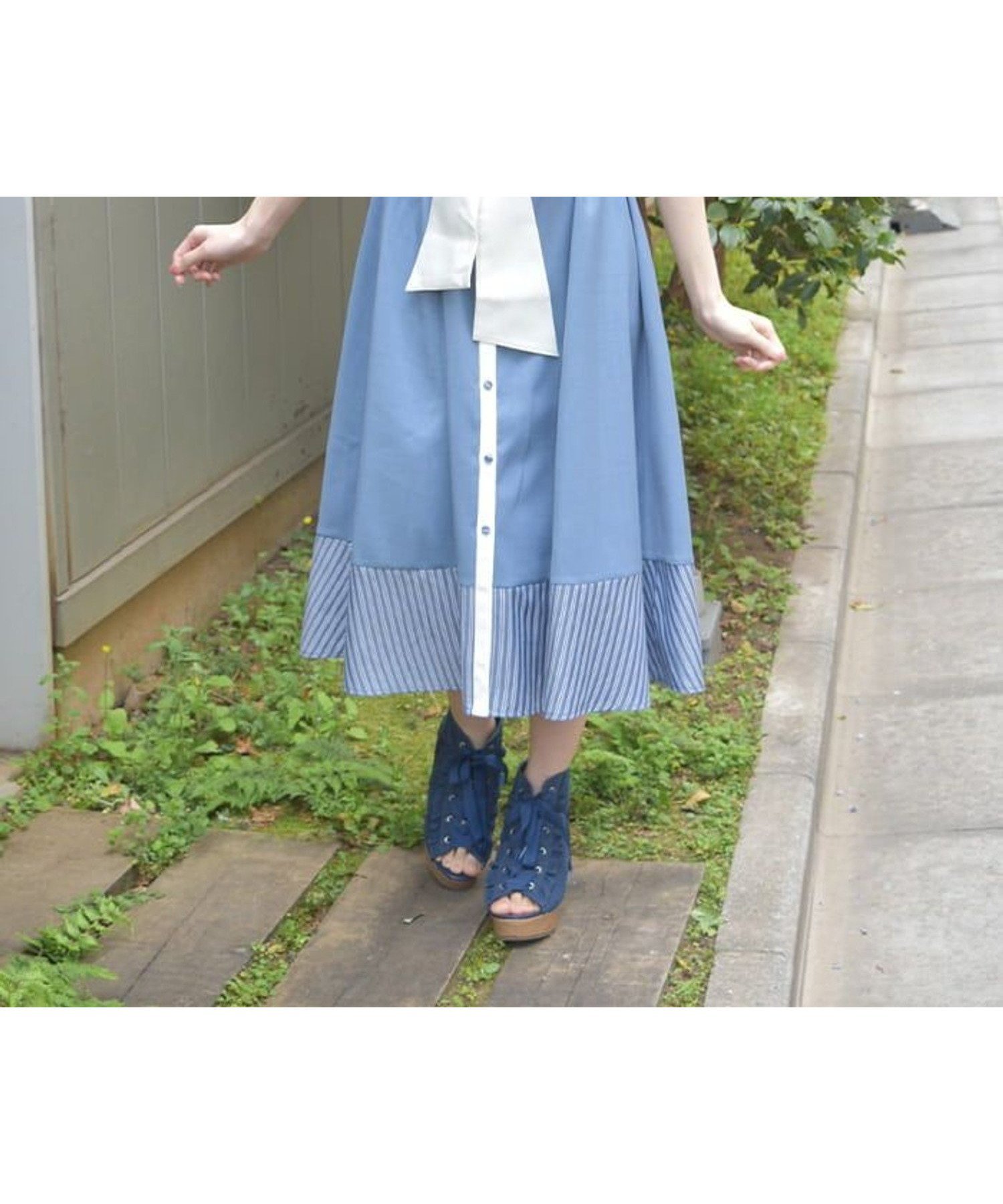 【アクシーズファム/axes femme】のストライプ切替シャツワンピース インテリア・キッズ・メンズ・レディースファッション・服の通販 founy(ファニー) 　ファッション　Fashion　レディースファッション　Fashion for Women　ワンピース　Dresses　シャツワンピース / 1枚で着映えコーデ　Shirt Dresses　カフス　Cuff Design　スタンド　Stand Collar, Upright Stand　ストライプ　Stripe, Striped Pattern　フリル　Frill, Ruffle　切替　Switching, Contrast Panel　夏　Summer　無地　Plain, Solid Color　羽織　Haori, Light Jacket　ブルー|ID: prp329100004601242 ipo3291000000032713788