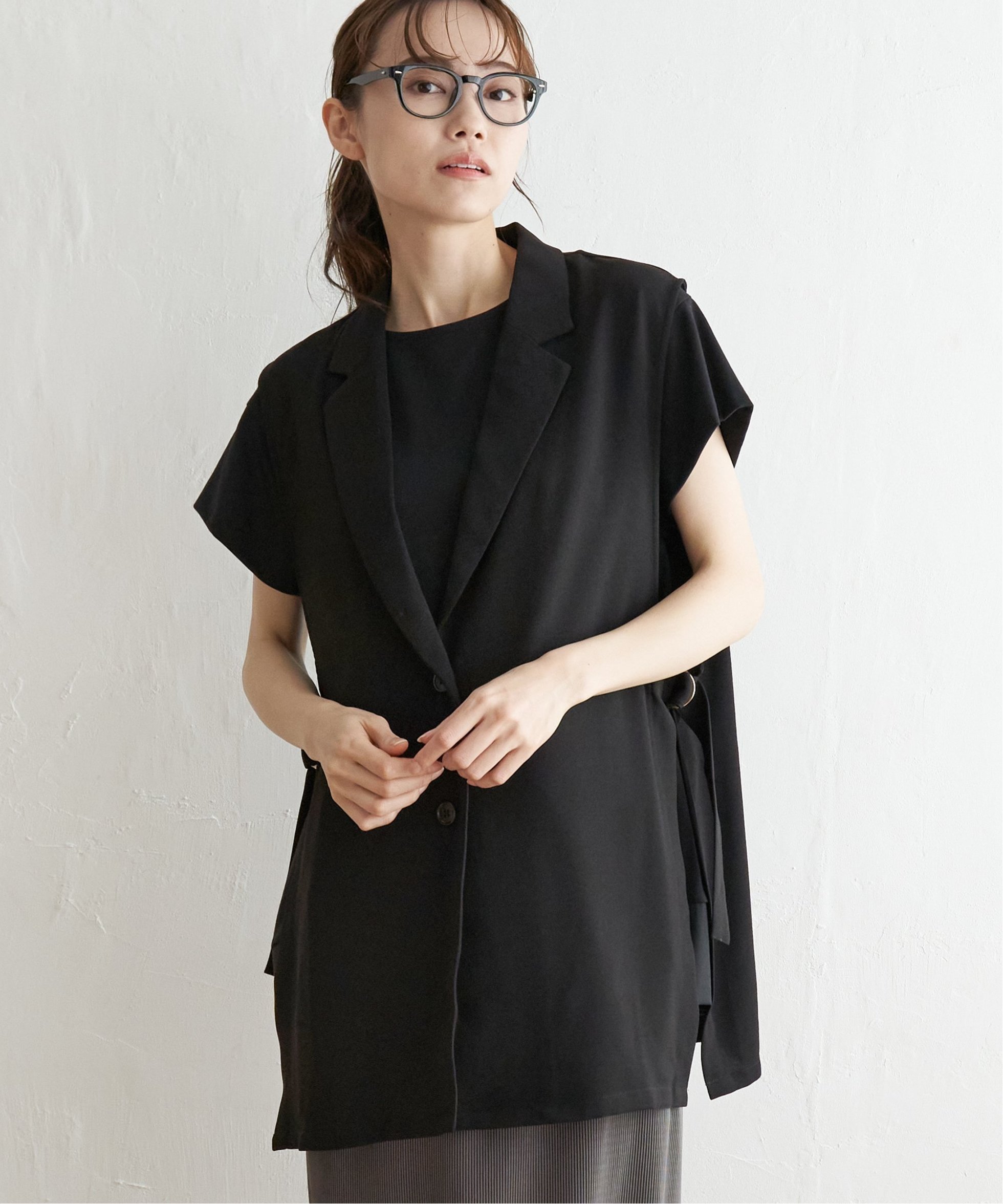 【イッカ/ikka】のサイドベルトテーラードジレ インテリア・キッズ・メンズ・レディースファッション・服の通販 founy(ファニー) 　ファッション　Fashion　レディースファッション　Fashion for Women　アウター　Coat / Outerwear Collection　トップス・カットソー　Cut & Sew Tops　ベスト&ジレ / 重ね着スタイル　Vests & Gilets　ベルト&ウエストマーク　Belts & Waist Accessories　おすすめ　Recommended / Our Picks　インナー　Innerwear　スリット　Slit, Slit Detail　デニム　Denim, Jeans Material　ミドル　Middle Length, Mid Height　半袖　Short Sleeve, Half Sleeve　夏　Summer　秋　Autumn　長袖　Long Sleeve, Full Sleeve　ブラック|ID: prp329100004601249 ipo3291000000032713841