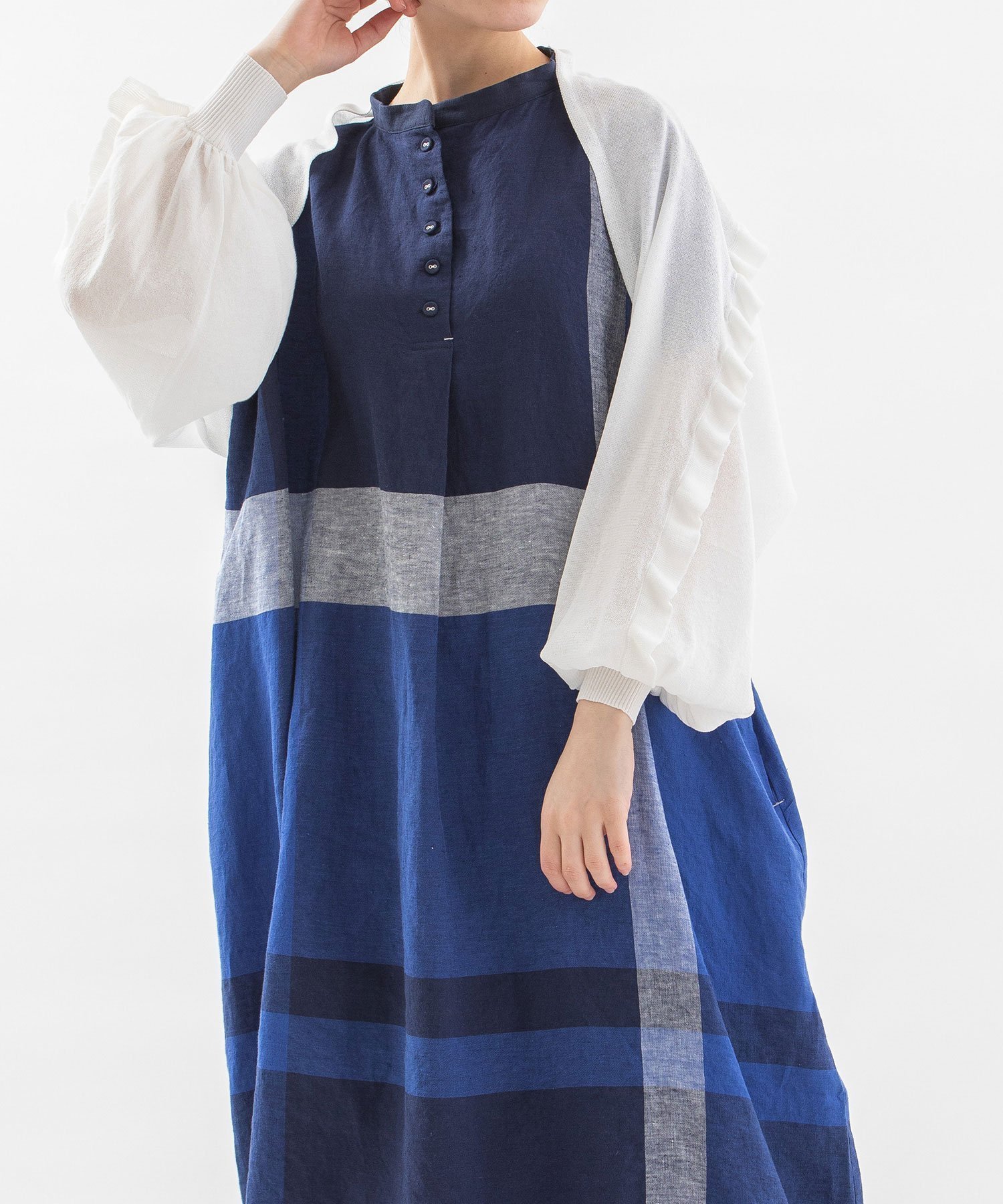 【プードゥドゥ/POU DOU DOU】の後ろフリルボレロカーディガン インテリア・キッズ・メンズ・レディースファッション・服の通販 founy(ファニー) 　ファッション　Fashion　レディースファッション　Fashion for Women　トップス・カットソー　Cut & Sew Tops　カーディガン・羽織り　Layered Style Cardigans　カーディガン　Cardigan, Knitwear　シンプル　Simple, Minimal　スマート　Smart, Elegant　フォルム　Silhouette, Form　フリル　Frill, Ruffle　ボレロ　Bolero, Short Cardigan　ポンチョ　Poncho, Cape Style　リラックス　Relax, Relaxed Fit　夏　Summer　羽織　Haori, Light Jacket　オフホワイト|ID: prp329100004601342 ipo3291000000032714611