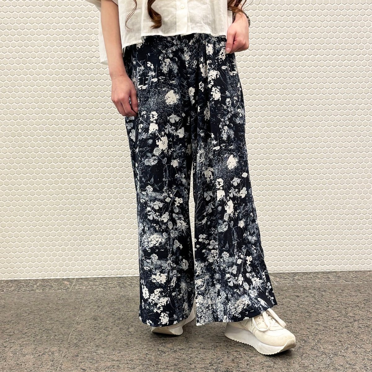 【リズム/R-ISM】の【セットアップ対応】フラワーガーデンワイドパンツ インテリア・キッズ・メンズ・レディースファッション・服の通販 founy(ファニー) 　ファッション　Fashion　レディースファッション　Fashion for Women　セットアップ　Matching Sets　レディースパンツ・ボトムス　Pants & Trousers / Bottoms　アクセサリー　Fashion Accessories　エレガント 上品　Elegant　ガーデン　Garden, Gardening　サテン　Satin, Glossy Fabric　サンダル　Sandals, Summer Shoes　シンプル　Simple, Minimal　セットアップ　Set-Up, Coordinated Outfit　ドッキング　Docking, Mixed Material　ドレープ　Drape, Draping Fabric　ノースリーブ　Sleeveless, No-Sleeve　フラワー　Flower, Floral　プリント　Print, Printed Pattern　モノトーン　Monotone, Black and White　無地　Plain, Solid Color　リラックス　Relax, Relaxed Fit　ロング　Long, Long-Length　おすすめ　Recommended / Our Picks　夏　Summer　ダークブルー|ID: prp329100004601413 ipo3291000000032715267