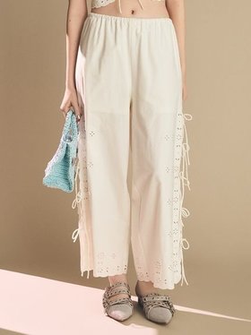 【ファーファー/FURFUR】のカットワーク刺繍リボンパンツ 人気、トレンドファッション・服の通販 founy(ファニー) ファッション Fashion レディースファッション Fashion for Women パンツ Pants & Trousers ショート Short, Short Length スリット Slit, Slit Detail トレンド Trend, Trending Now リボン Ribbon, Bow リラックス Relax, Relaxed Fit ワーク Workwear, Utility Style |ID:prp329100004601420