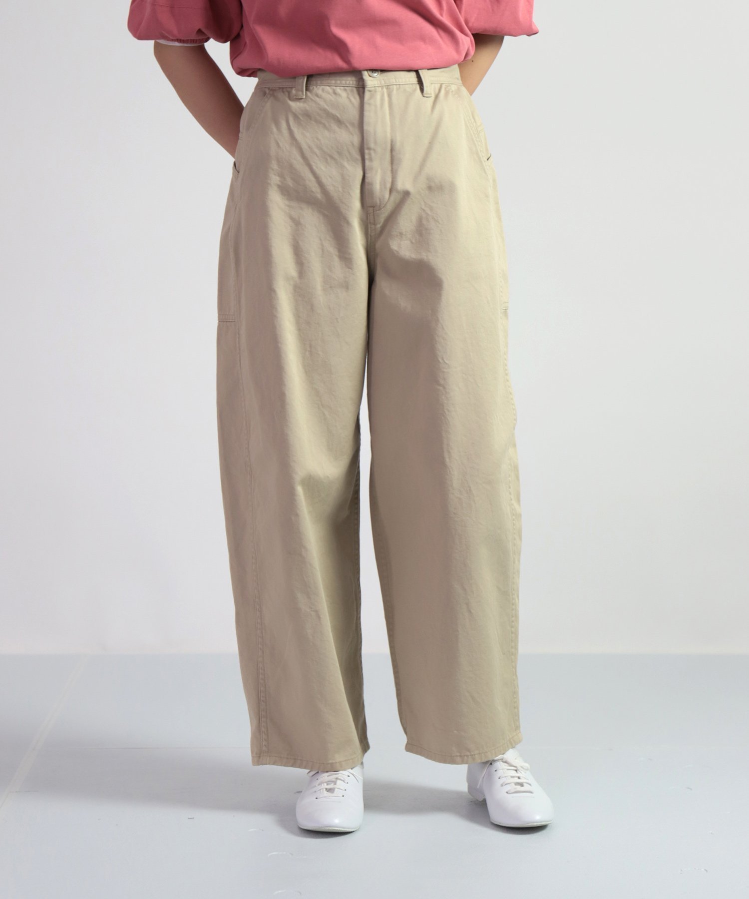 【ドミンゴ/DOMINGO】のボリュームチノパンツ インテリア・キッズ・メンズ・レディースファッション・服の通販 founy(ファニー) 　ファッション　Fashion　レディースファッション　Fashion for Women　パンツ　Pants & Trousers　くるぶし　Ankle-Length　コンパクト　Compact, Small Size　サンダル　Sandals, Summer Shoes　スニーカー　Sneakers, Trainers　テーパード　Tapered, Tapered Pants　ドローコード　Drawcord, Drawstring Cord　フィット　Fit, Slim Fit　フォルム　Silhouette, Form　ベスト　Vest, Waistcoat　ポケット　Pocket, Pocket Detail　リラックス　Relax, Relaxed Fit　ループ　Loop, Loop Knit　夏　Summer　ベージュ|ID: prp329100004601448 ipo3291000000032715556