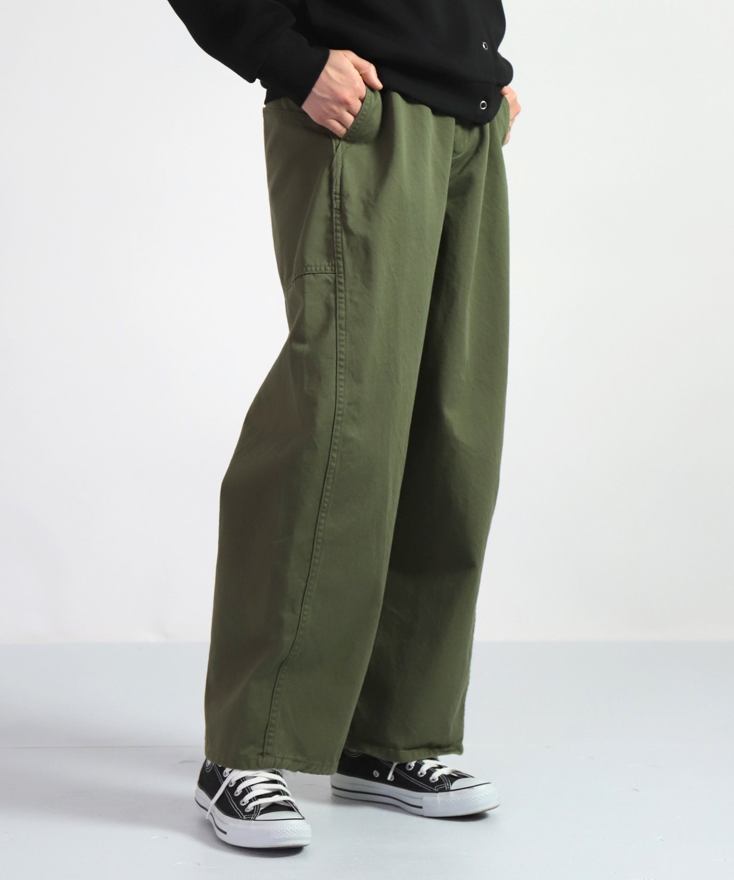 【ドミンゴ/DOMINGO】のボリュームチノパンツ インテリア・キッズ・メンズ・レディースファッション・服の通販 founy(ファニー) 　ファッション　Fashion　レディースファッション　Fashion for Women　パンツ　Pants & Trousers　くるぶし　Ankle-Length　コンパクト　Compact, Small Size　サンダル　Sandals, Summer Shoes　スニーカー　Sneakers, Trainers　テーパード　Tapered, Tapered Pants　ドローコード　Drawcord, Drawstring Cord　フィット　Fit, Slim Fit　フォルム　Silhouette, Form　ベスト　Vest, Waistcoat　ポケット　Pocket, Pocket Detail　リラックス　Relax, Relaxed Fit　ループ　Loop, Loop Knit　夏　Summer　オリーブ|ID: prp329100004601448 ipo3291000000032715557