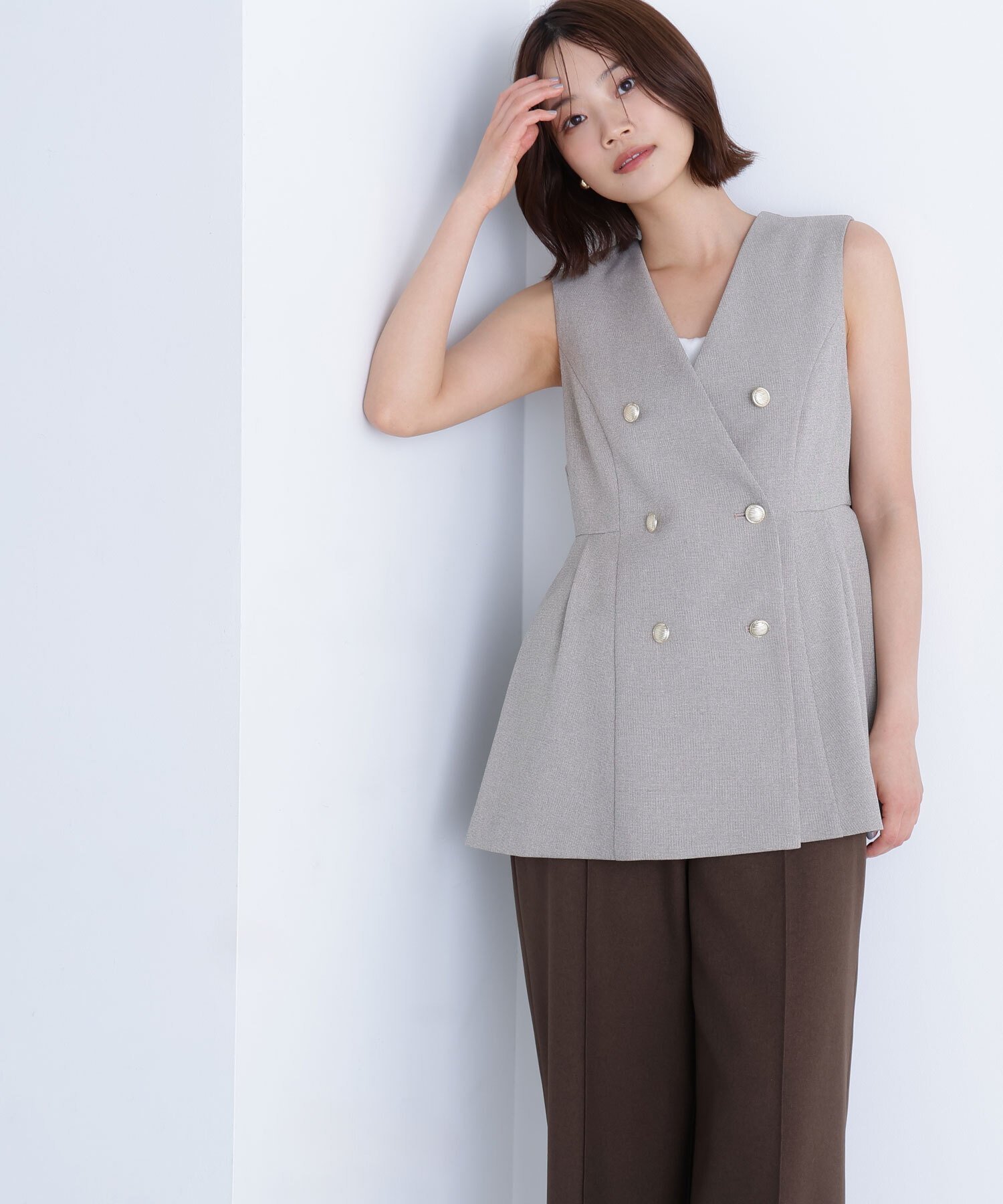 【ナチュラル ビューティー ベーシック/NATURAL BEAUTY BASIC】のメタルボタンペプラムジレ インテリア・キッズ・メンズ・レディースファッション・服の通販 founy(ファニー) 　ファッション　Fashion　レディースファッション　Fashion for Women　アウター　Coat / Outerwear Collection　トップス・カットソー　Cut & Sew Tops　ベスト&ジレ / 重ね着スタイル　Vests & Gilets　人気　Popular, Best Seller　ベージュ|ID: prp329100004601983 ipo3291000000032720024