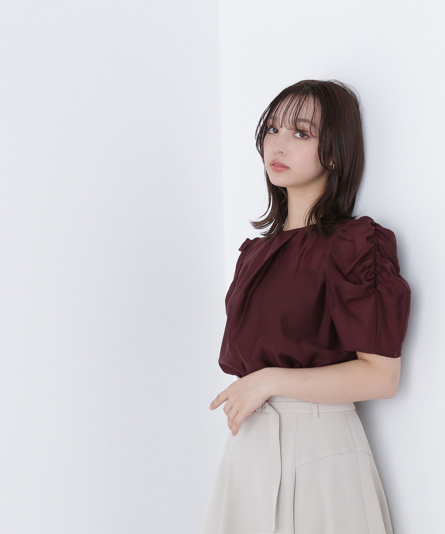 【ナチュラル ビューティー ベーシック/NATURAL BEAUTY BASIC】のギャザースリーブシアーブラウス インテリア・キッズ・メンズ・レディースファッション・服の通販 founy(ファニー) 　ファッション　Fashion　レディースファッション　Fashion for Women　トップス・カットソー　Cut & Sew Tops　シャツ・ブラウス・オフィスカジュアル　Elegant Blouses & Button-Ups　アシンメトリー　Asymmetrical Style　シアー　Sheer, See-Through　フォルム　Silhouette, Form　ビジネス 仕事 通勤　Business / Work / Commuting　夏　Summer　バーガンディ1|ID: prp329100004602349 ipo3291000000032724751