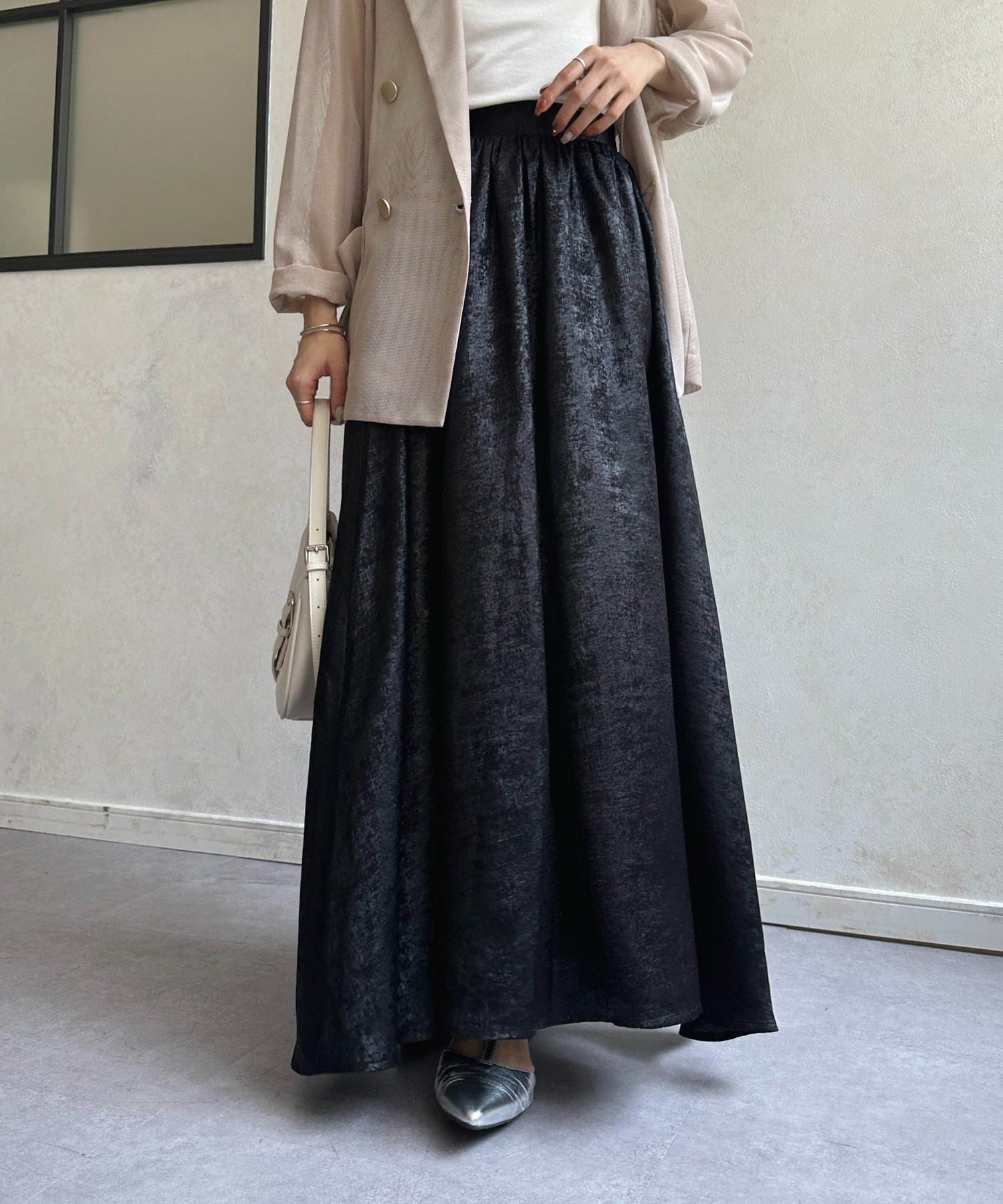 【ゼヴォン/Thevon】のシャイニーサテンロングスカート インテリア・キッズ・メンズ・レディースファッション・服の通販 founy(ファニー) 　ファッション　Fashion　レディースファッション　Fashion for Women　スカート　Skirts　ロングスカート　Long Skirts / Maxi & Midi Skirts　2025年　2025　2025春夏・S/S　Spring/Summer 2025 SS25　おすすめ　Recommended / Our Picks　とろみ　Fluid, Flowy Fabric　エレガント 上品　Elegant　サテン　Satin, Glossy Fabric　ドレープ　Drape, Draping Fabric　ミックス　Mix, Mixed Style　ロング　Long, Long-Length　ブラック|ID: prp329100004602433 ipo3291000000032726458