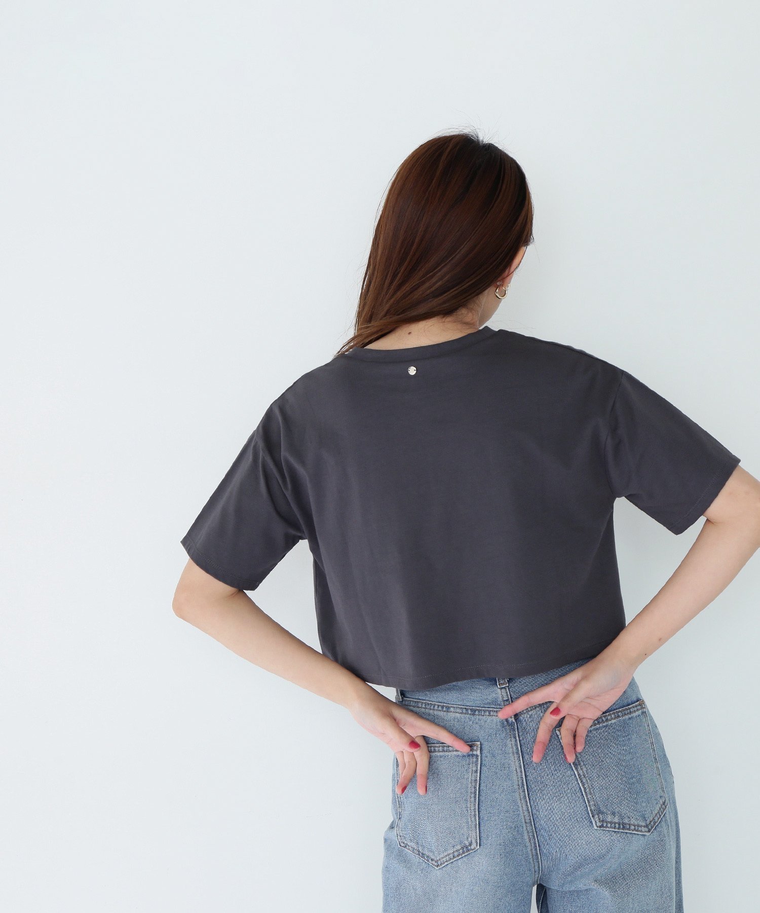 【ナチュラル ビューティー ベーシック/NATURAL BEAUTY BASIC】のメタルポイントクロップドTシャツ インテリア・キッズ・メンズ・レディースファッション・服の通販 founy(ファニー) 　ファッション　Fashion　レディースファッション　Fashion for Women　トップス・カットソー　Cut & Sew Tops　シャツ・ブラウス・オフィスカジュアル　Elegant Blouses & Button-Ups　ロングTシャツ・Tシャツ　Longline T-Shirts & Tees　サークル　Circle, Round Design　シンプル　Simple, Minimal　フォルム　Silhouette, Form　プレート　Plate, Dish　メタル　Metal, Metal Parts　チャコール1|ID: prp329100004602442 ipo3291000000032726585