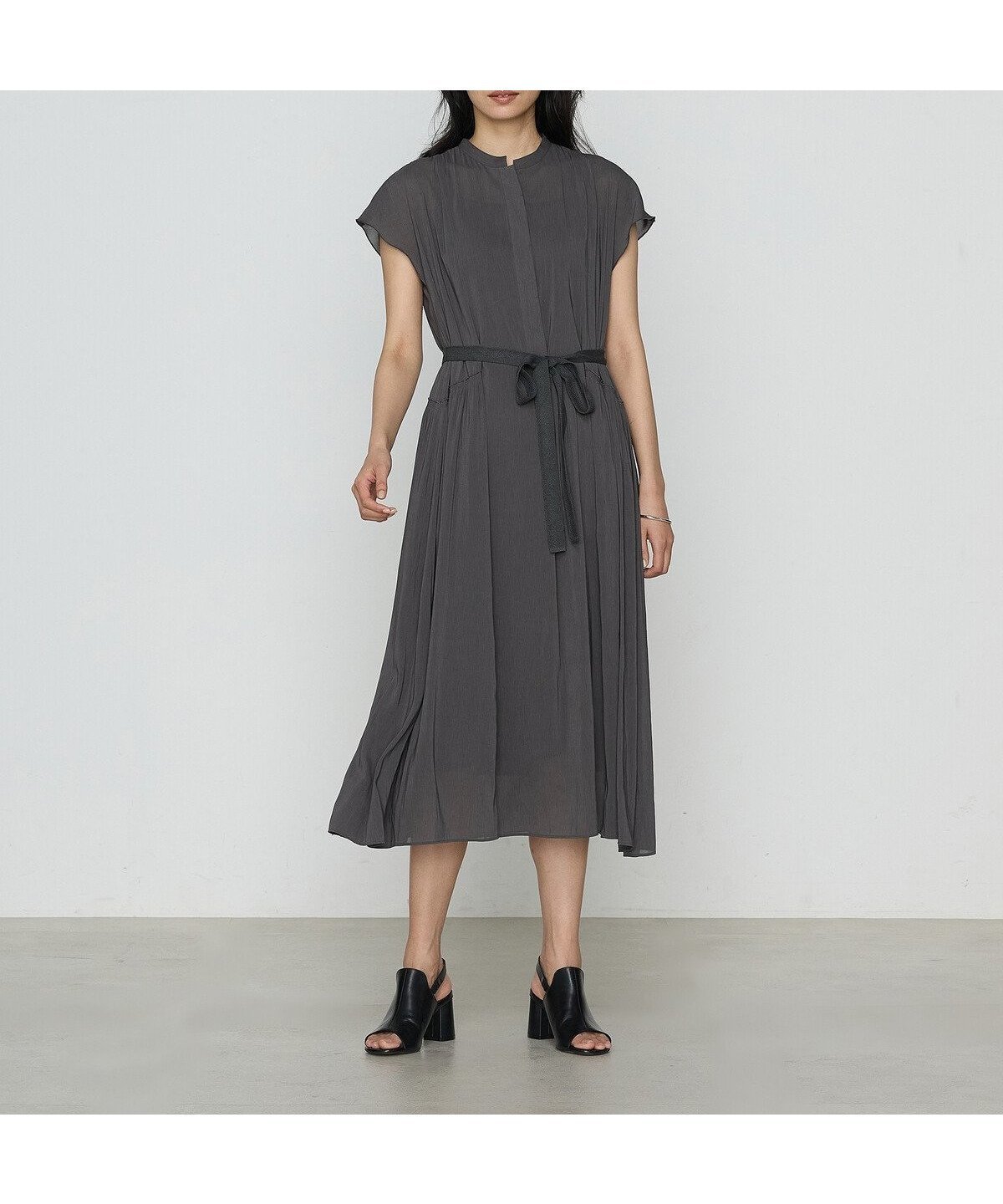 【コムサ/COMME CA】のシャンブレーカッセン シャツドレス インテリア・キッズ・メンズ・レディースファッション・服の通販 founy(ファニー) 　ファッション　Fashion　レディースファッション　Fashion for Women　トップス・カットソー　Cut & Sew Tops　シャツ・ブラウス・オフィスカジュアル　Elegant Blouses & Button-Ups　ワンピース　Dresses　フォーマル・パーティードレス・結婚式用ドレス　Elegant & Casual Dresses　イエロー　Yellow　ギャザー　Gathered, Ruffled　サマー　Summer, Summer Style　シャンブレー　Chambray, Denim-Like Fabric　シャーリング　Shirring, Ruched　ジャケット　Jacket, Outerwear　スリーブ　Sleeve, Long Sleeve / Short Sleeve　トレンド　Trend, Trending Now　ドレス　Dress, One-Piece　定番　Standard, Basic Item　人気　Popular, Best Seller　バランス　Balance, Style Balance　フェミニン　Feminine, Girly　フレンチ　French, French Style　ベスト　Vest, Waistcoat　モノトーン　Monotone, Black and White　リネン　Linen, Linen Fabric　リラックス　Relax, Relaxed Fit　夏　Summer　08:チャコール|ID: prp329100004602559 ipo3291000000032728457