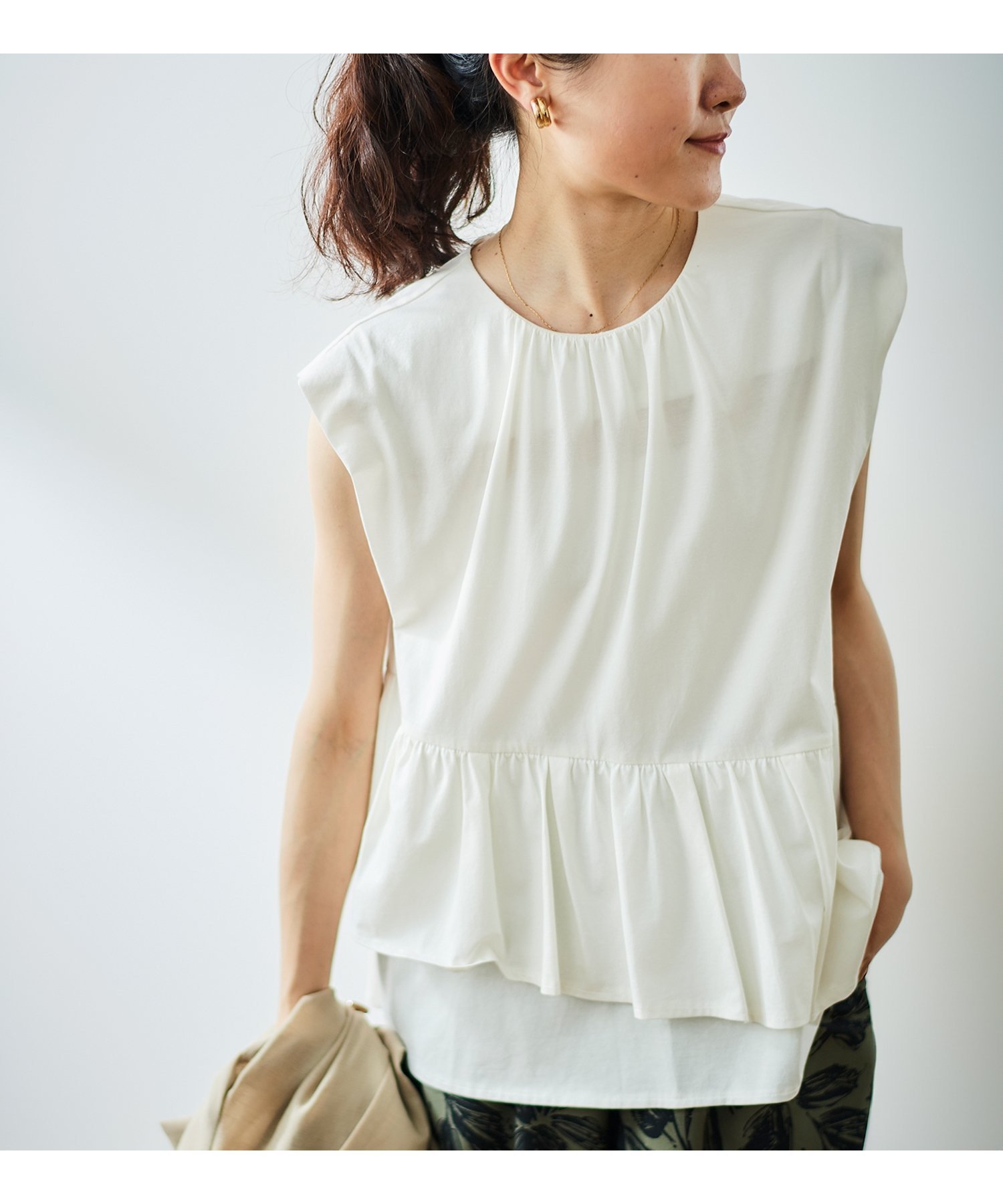 【ルクールブラン/le.coeur blanc】のペプラムフリルノースリーブTEE インテリア・キッズ・メンズ・レディースファッション・服の通販 founy(ファニー) 　ファッション　Fashion　レディースファッション　Fashion for Women　トップス・カットソー　Cut & Sew Tops　キャミソール&ノースリーブ　Camisoles & Sleeveless Tops　おすすめ　Recommended / Our Picks　アシンメトリー　Asymmetrical Style　カットソー　Cut and Sewn Top　シンプル　Simple, Minimal　スリーブ　Sleeve, Long Sleeve / Short Sleeve　ノースリーブ　Sleeveless, No-Sleeve　フリル　Frill, Ruffle　フレンチ　French, French Style　ペプラム　Peplum, Flared Hem　夏　Summer　オフ|ID: prp329100004602613 ipo3291000000032729127