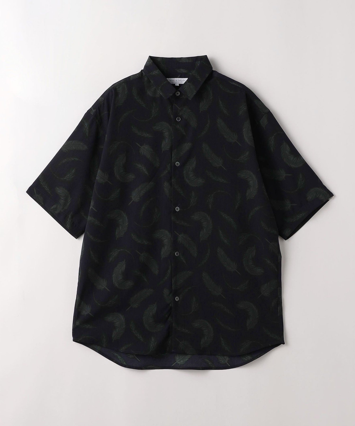 【その他のブランド/Other】のフェザープリント リラックス レギュラーシャツ A DAY IN THE LIFE 人気、トレンドファッション・服の通販 founy(ファニー) 　ファッション　Fashion　メンズファッション　Fashion for Men　ショート　Short, Short Length　ドレープ　Drape, Draping Fabric　フェザー　Feather, Feather Detail　プリント　Print, Printed Pattern　モチーフ　Motif, Design Theme　リラックス　Relax, Relaxed Fit　レギュラー　Regular, Standard Fit　半袖　Short Sleeve, Half Sleeve　夏　Summer　 other-1|ID: prp329100004602659 ipo3291000000032729928