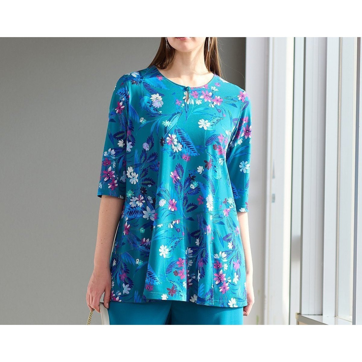 【リリアンビューティ/Liliane Burty】のフラワープリント ベア天竺プルオーバーTシャツ 人気、トレンドファッション・服の通販 founy(ファニー) 　ファッション　Fashion　レディースファッション　Fashion for Women　トップス・カットソー　Cut & Sew Tops　シャツ・ブラウス・オフィスカジュアル　Elegant Blouses & Button-Ups　ロングTシャツ・Tシャツ　Longline T-Shirts & Tees　カジュアルプルオーバー・ニットトップス　Pullovers & Knit Tops / Casual Pullovers　花柄・フラワープリント・モチーフ　Floral Prints & Motifs / Flower Pattern Tops　エレガント 上品　Elegant　スリット　Slit, Slit Detail　チュニック　Tunic, Long Top　フラワー　Flower, Floral　フレア　Flare, Flared　プリント　Print, Printed Pattern　ベスト　Vest, Waistcoat　おすすめ　Recommended / Our Picks　 other-1|ID: prp329100004603116 ipo3291000000032736529