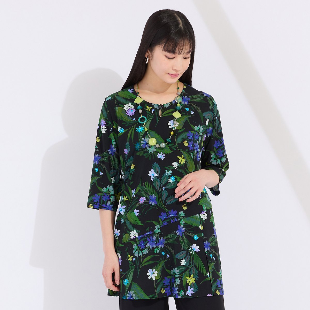 【リリアンビューティ/Liliane Burty】のフラワープリント ベア天竺プルオーバーTシャツ インテリア・キッズ・メンズ・レディースファッション・服の通販 founy(ファニー) 　ファッション　Fashion　レディースファッション　Fashion for Women　トップス・カットソー　Cut & Sew Tops　シャツ・ブラウス・オフィスカジュアル　Elegant Blouses & Button-Ups　ロングTシャツ・Tシャツ　Longline T-Shirts & Tees　カジュアルプルオーバー・ニットトップス　Pullovers & Knit Tops / Casual Pullovers　花柄・フラワープリント・モチーフ　Floral Prints & Motifs / Flower Pattern Tops　エレガント 上品　Elegant　スリット　Slit, Slit Detail　チュニック　Tunic, Long Top　フラワー　Flower, Floral　フレア　Flare, Flared　プリント　Print, Printed Pattern　ベスト　Vest, Waistcoat　おすすめ　Recommended / Our Picks　ブラック|ID: prp329100004603116 ipo3291000000032736533
