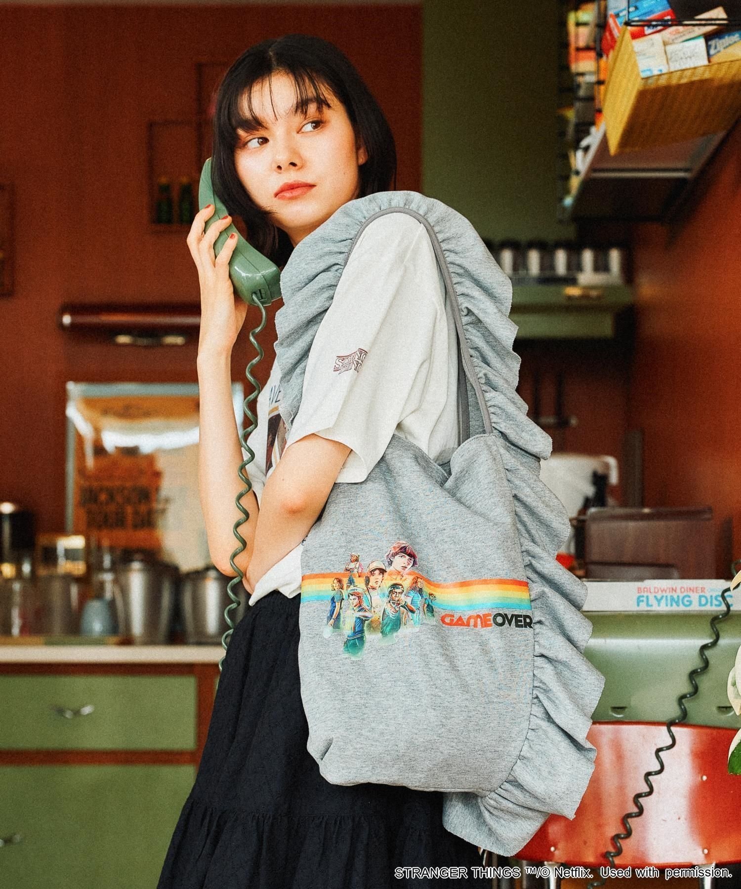 【ニコアンド/niko and】の【STRANGER THINGS】コラボフリルトートバッグ 人気、トレンドファッション・服の通販 founy(ファニー) 　ファッション　Fashion　レディースファッション　Fashion for Women　バッグ　Bags　コラボ　Collaboration, Collab　スウェット / スエット　Sweatshirt, Sweatwear　フリル　Frill, Ruffle　プリント　Print, Printed Pattern　ポケット　Pocket, Pocket Detail　マグネット　Magnet, Magnetic Closure　おすすめ　Recommended / Our Picks　ビジネス 仕事 通勤　Business / Work / Commuting　 other-1|ID: prp329100004603141 ipo3291000000032737269