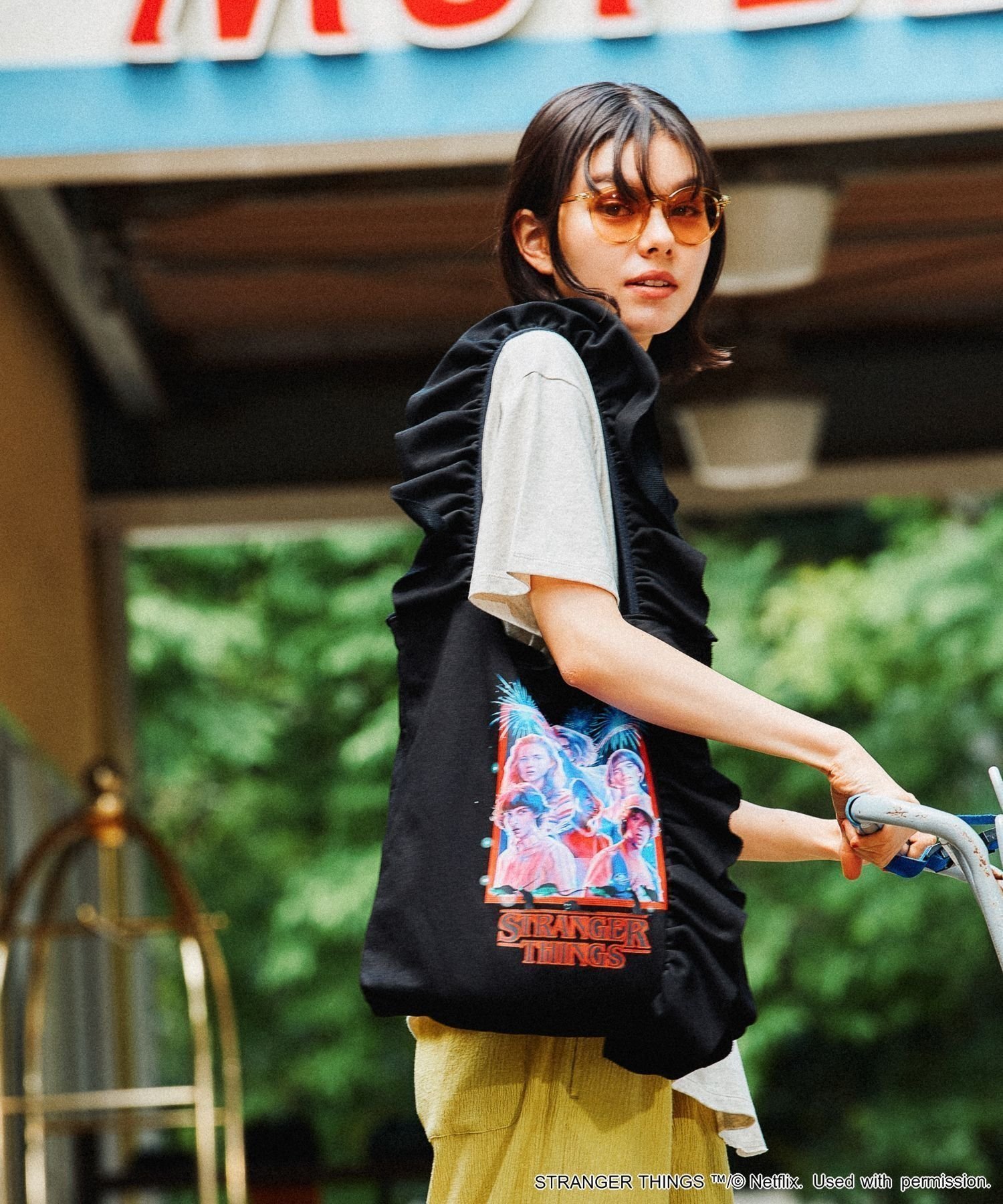 【ニコアンド/niko and】の【STRANGER THINGS】コラボフリルトートバッグ インテリア・キッズ・メンズ・レディースファッション・服の通販 founy(ファニー) 　ファッション　Fashion　レディースファッション　Fashion for Women　バッグ　Bags　コラボ　Collaboration, Collab　スウェット / スエット　Sweatshirt, Sweatwear　フリル　Frill, Ruffle　プリント　Print, Printed Pattern　ポケット　Pocket, Pocket Detail　マグネット　Magnet, Magnetic Closure　おすすめ　Recommended / Our Picks　ビジネス 仕事 通勤　Business / Work / Commuting　ブラック|ID: prp329100004603141 ipo3291000000032737276