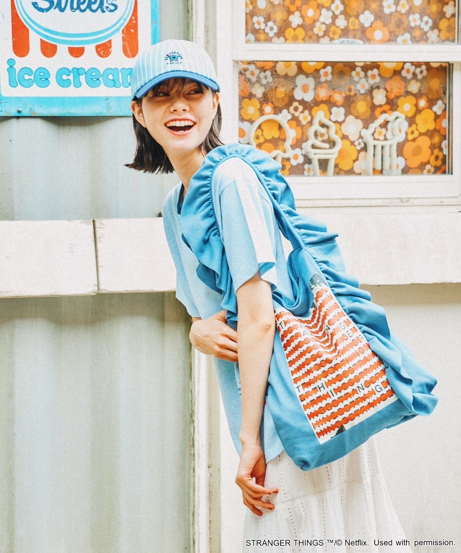 【ニコアンド/niko and】の【STRANGER THINGS】コラボフリルトートバッグ インテリア・キッズ・メンズ・レディースファッション・服の通販 founy(ファニー) 　ファッション　Fashion　レディースファッション　Fashion for Women　バッグ　Bags　コラボ　Collaboration, Collab　スウェット / スエット　Sweatshirt, Sweatwear　フリル　Frill, Ruffle　プリント　Print, Printed Pattern　ポケット　Pocket, Pocket Detail　マグネット　Magnet, Magnetic Closure　おすすめ　Recommended / Our Picks　ビジネス 仕事 通勤　Business / Work / Commuting　ブルー|ID: prp329100004603141 ipo3291000000032737281