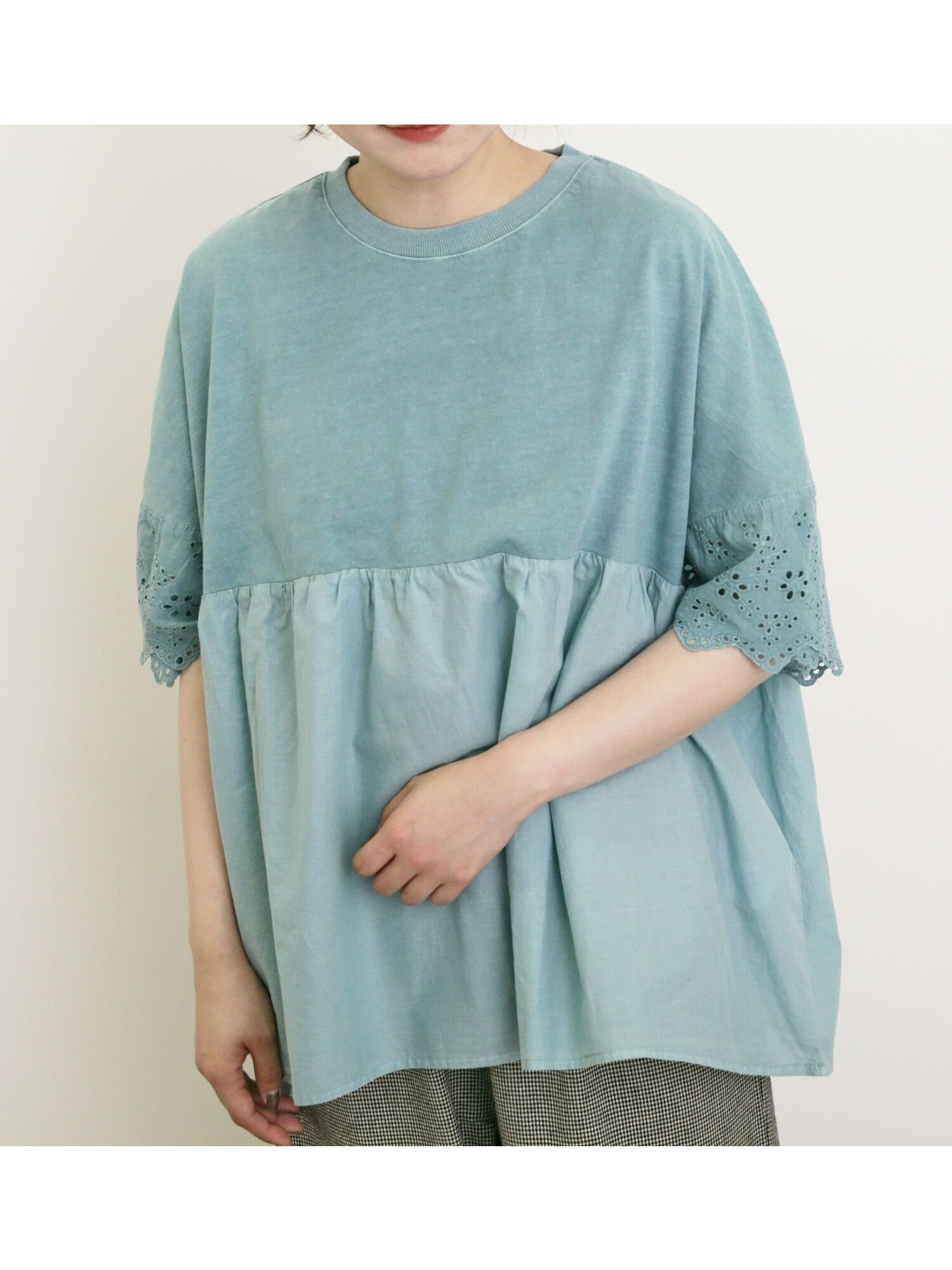 【サマンサモスモス/Samansa Mos2】の袖レースギャザーカットソー インテリア・キッズ・メンズ・レディースファッション・服の通販 founy(ファニー) 　ファッション　Fashion　レディースファッション　Fashion for Women　トップス・カットソー　Cut & Sew Tops　カットソー・ベーシックTシャツ　Cut-and-Sewn Tops / Stretch Tees & Basics　カットソー　Cut and Sewn Top　ガーリー　Girly, Feminine Style　ギャザー　Gathered, Ruffled　リラックス　Relax, Relaxed Fit　レース　Lace, Lace Fabric　切替　Switching, Contrast Panel　ミント|ID: prp329100004603235 ipo3291000000032739385