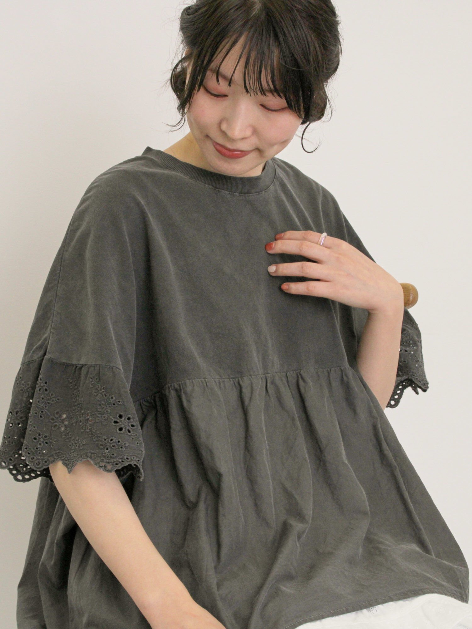 【サマンサモスモス/Samansa Mos2】の袖レースギャザーカットソー インテリア・キッズ・メンズ・レディースファッション・服の通販 founy(ファニー) 　ファッション　Fashion　レディースファッション　Fashion for Women　トップス・カットソー　Cut & Sew Tops　カットソー・ベーシックTシャツ　Cut-and-Sewn Tops / Stretch Tees & Basics　カットソー　Cut and Sewn Top　ガーリー　Girly, Feminine Style　ギャザー　Gathered, Ruffled　リラックス　Relax, Relaxed Fit　レース　Lace, Lace Fabric　切替　Switching, Contrast Panel　チャコールグレー|ID: prp329100004603235 ipo3291000000032739386