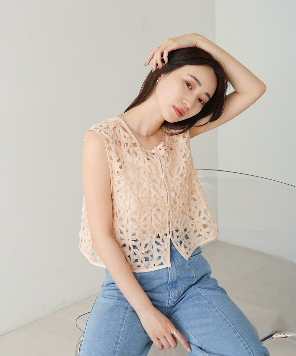 【バブ ブージュルード/Bab Bou Jeloud】の前後2WAYフラワーレースベスト インテリア・キッズ・メンズ・レディースファッション・服の通販 founy(ファニー) 　ファッション　Fashion　レディースファッション　Fashion for Women　アウター　Coat / Outerwear Collection　トップス・カットソー　Cut & Sew Tops　ベスト&ジレ / 重ね着スタイル　Vests & Gilets　おすすめ　Recommended / Our Picks　オケージョン　Occasion Wear　キャミソール　Camisole, Spaghetti Strap Top　タンク　Tank Top, Sleeveless Top　ベスト　Vest, Waistcoat　モチーフ　Motif, Design Theme　レース　Lace, Lace Fabric　BEIGE|ID: prp329100004603322 ipo3291000000032742431