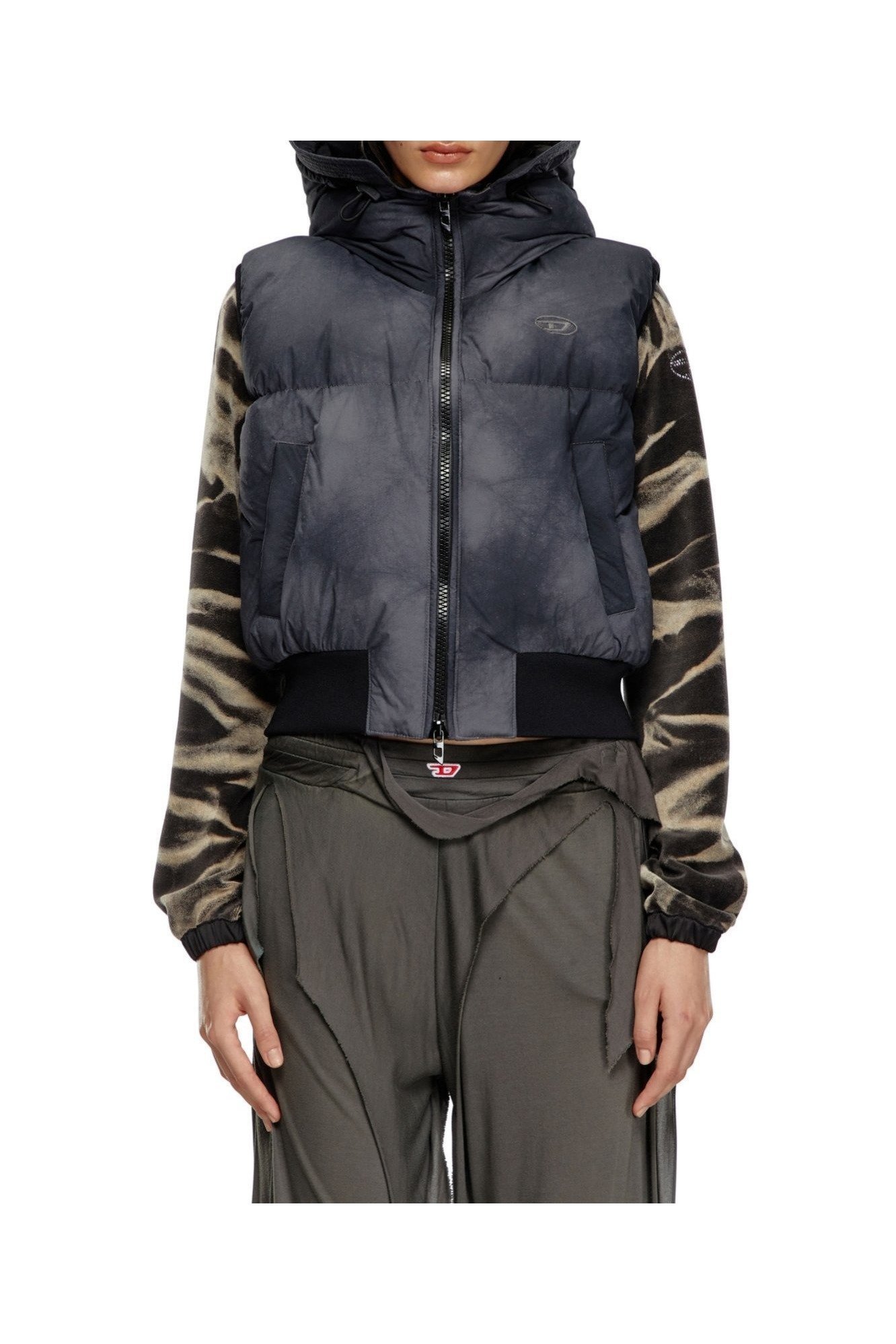 【ディーゼル/DIESEL】のレディース ダウンベスト フーディー 人気、トレンドファッション・服の通販 founy(ファニー) 　ファッション　Fashion　レディースファッション　Fashion for Women　アウター　Coat / Outerwear Collection　トップス・カットソー　Cut & Sew Tops　ベスト&ジレ / 重ね着スタイル　Vests & Gilets　シンプル　Simple, Minimal　ダウン　Down, Puffer　ドローストリング　Drawstring, Pull Cord　フィット　Fit, Slim Fit　フロント　Front, Front Design　ベスト　Vest, Waistcoat　ポケット　Pocket, Pocket Detail　ランダム　Random, Irregular　リアル　Real, Realistic　 other-1|ID: prp329100004603450 ipo3291000000032744738