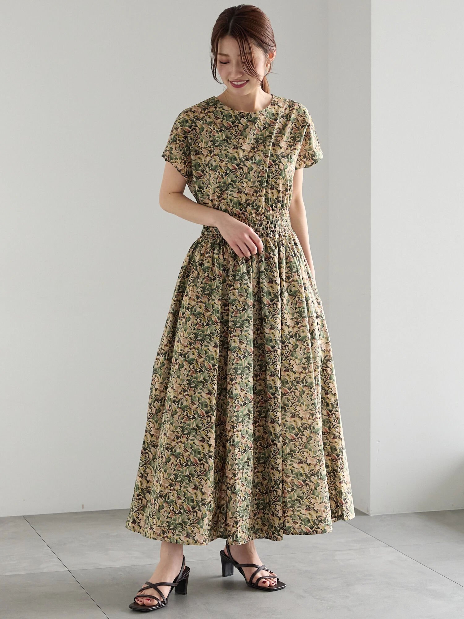 【テチチ/Te chichi】の【LIBERTY】シャーリングワンピース《2025summer catalog item》 インテリア・キッズ・メンズ・レディースファッション・服の通販 founy(ファニー) 　ファッション　Fashion　レディースファッション　Fashion for Women　ワンピース　Dresses　グラデーション　Gradient, Ombre　コレクション　Collection, Seasonal Line　コンパクト　Compact, Small Size　シャーリング　Shirring, Ruched　スリーブ　Sleeve, Long Sleeve / Short Sleeve　パターン　Pattern, Design Print　ファブリック　Fabric, Textile　フレア　Flare, Flared　フレンチ　French, French Style　夏　Summer　2025年　2025　2025春夏・S/S　Spring/Summer 2025 SS25　ブラック|ID: prp329100004603655 ipo3291000000033043048