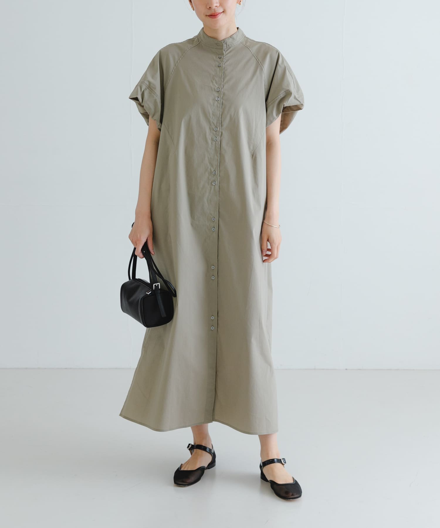 【アーバンリサーチ/URBAN RESEARCH】のスタンドカラーワンピース インテリア・キッズ・メンズ・レディースファッション・服の通販 founy(ファニー) 　ファッション　Fashion　レディースファッション　Fashion for Women　ワンピース　Dresses　2025年　2025　2025春夏・S/S　Spring/Summer 2025 SS25　スタンド　Stand Collar, Upright Stand　スリット　Slit, Slit Detail　夏　Summer　S/S・春夏　SS, Spring/Summer, Warm Season　GREIGE|ID: prp329100004603747 ipo3291000000032750864