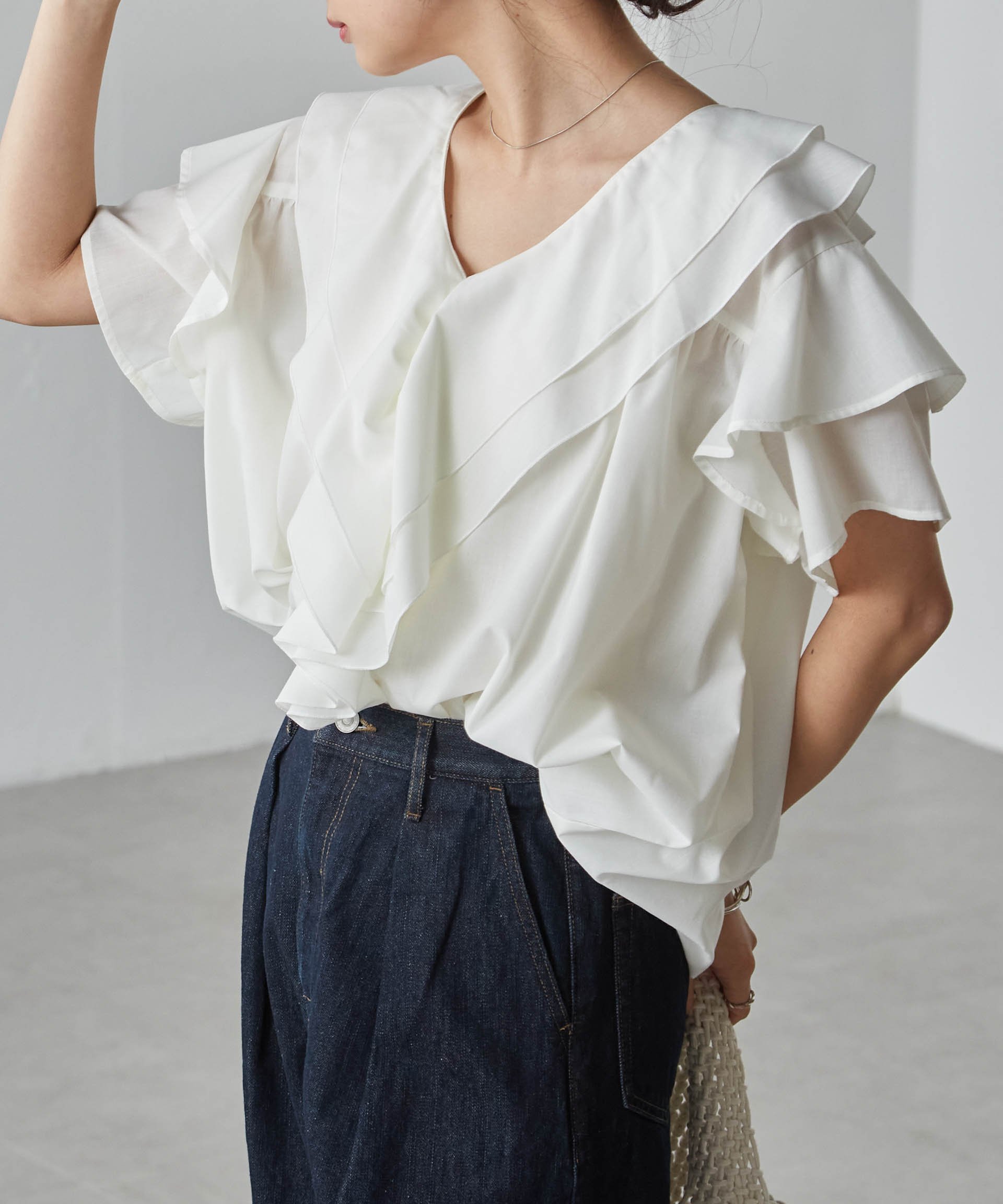 【ラナン/Ranan】のRanan/ビッグカラーフリルハーフスリーブブラウス インテリア・キッズ・メンズ・レディースファッション・服の通販 founy(ファニー) 　ファッション　Fashion　レディースファッション　Fashion for Women　トップス・カットソー　Cut & Sew Tops　シャツ・ブラウス・オフィスカジュアル　Elegant Blouses & Button-Ups　ギャザー　Gathered, Ruffled　スキニー　Skinny, Slim Fit　ダウン　Down, Puffer　チュニック　Tunic, Long Top　デコルテ　Décolleté, Neckline　デニム　Denim, Jeans Material　トレンド　Trend, Trending Now　フリル　Frill, Ruffle　ポケット　Pocket, Pocket Detail　ラッフル　Ruffle, Frill　レギンス　Leggings, Stretch Pants　ワイド　Wide, Wide Fit　おすすめ　Recommended / Our Picks　ホワイト|ID: prp329100004603761 ipo3291000000033548218