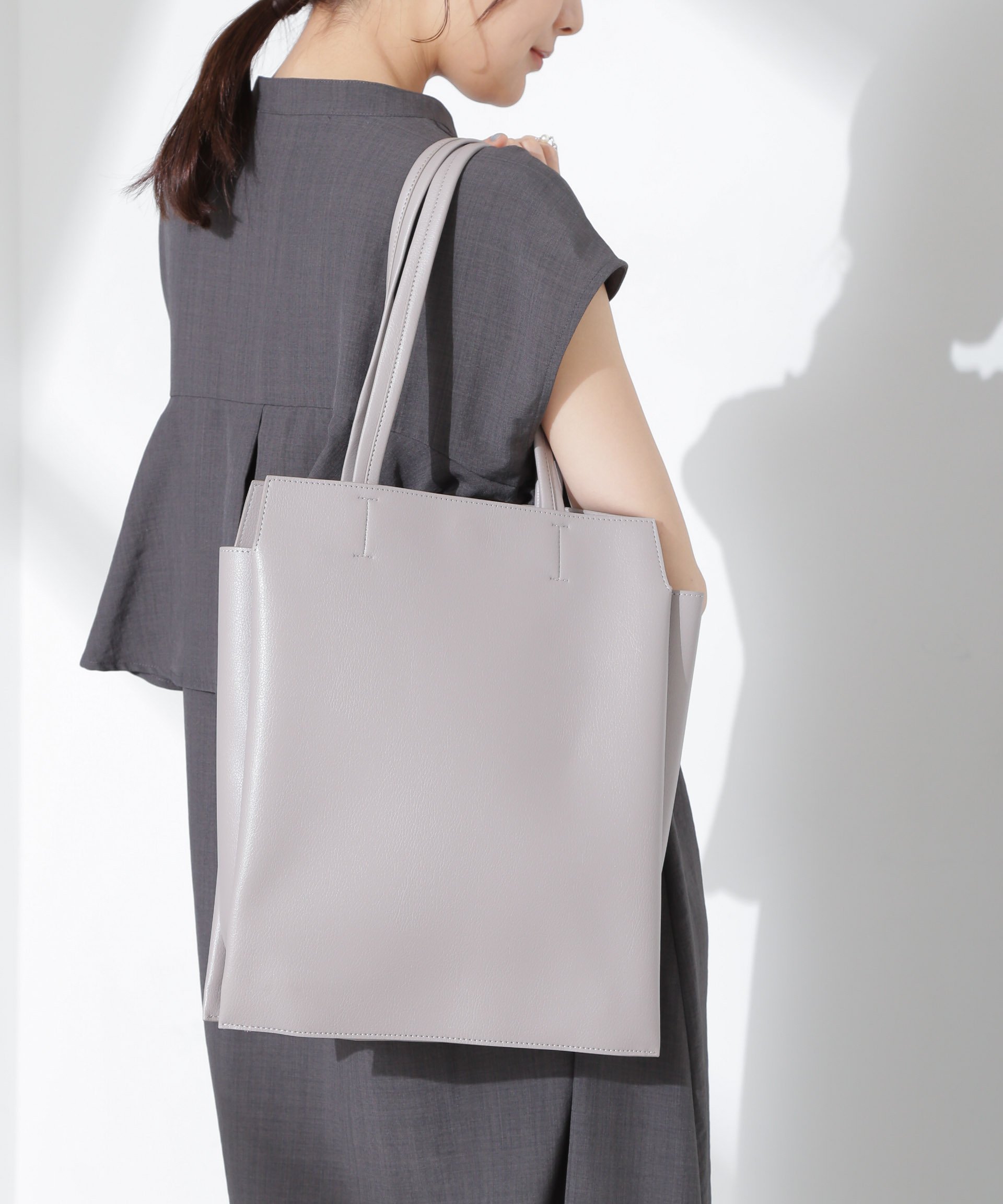 【ナノ ユニバース/nano universe】の縦長トートバッグ インテリア・キッズ・メンズ・レディースファッション・服の通販 founy(ファニー) 　ファッション　Fashion　レディースファッション　Fashion for Women　バッグ　Bags　2025年　2025　2025春夏・S/S　Spring/Summer 2025 SS25　ショルダー　Shoulder, Shoulder Strap　シンプル　Simple, Minimal　スクエア　Square, Square Shape　フェイクレザー　Faux Leather, PU Leather　マグネット　Magnet, Magnetic Closure　エレガント 上品　Elegant　定番　Standard, Basic Item　ビジネス 仕事 通勤　Business / Work / Commuting　グレー|ID: prp329100004603836 ipo3291000000032752124