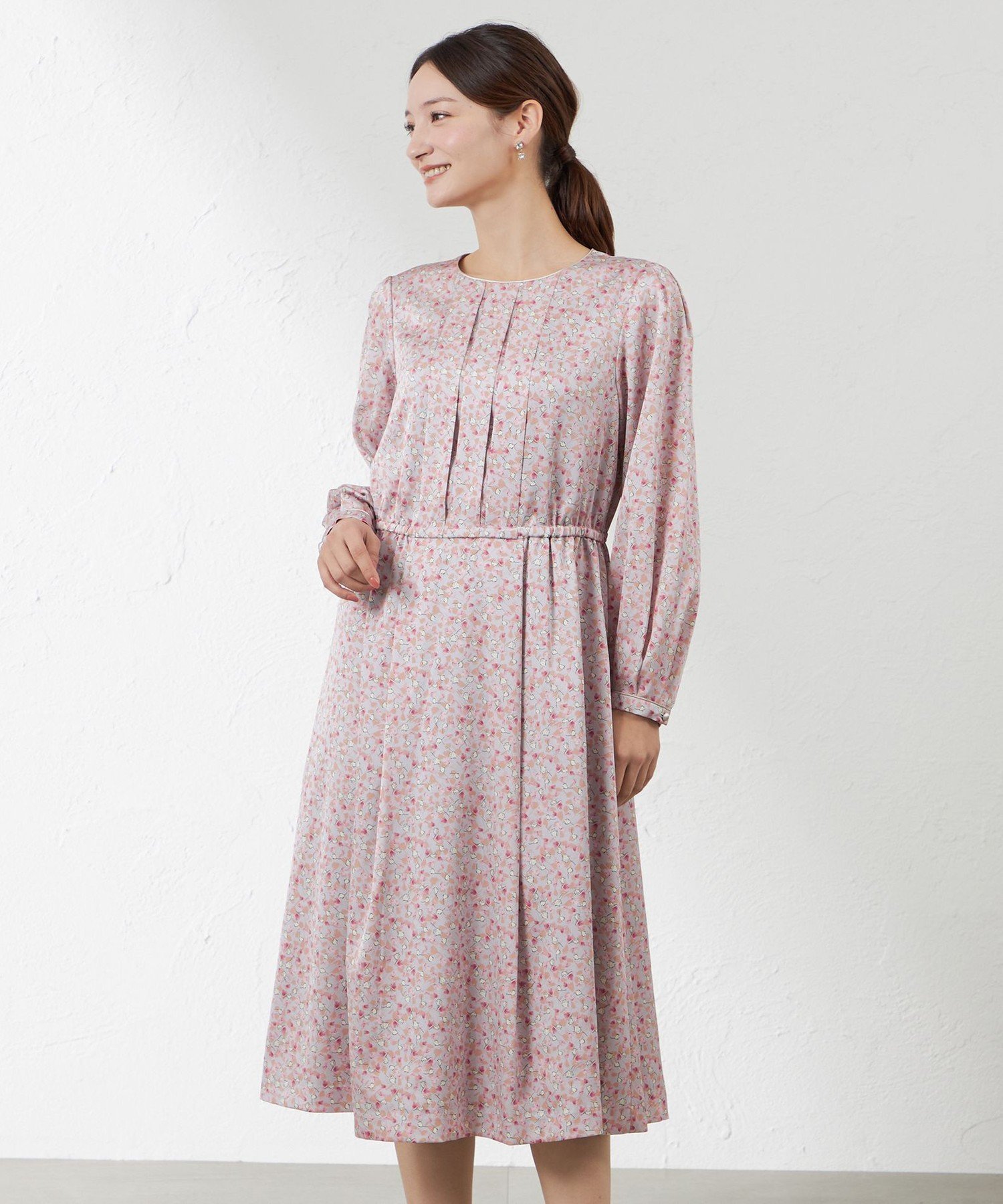 【アマカ/AMACA】のフラワープリントワンピース インテリア・キッズ・メンズ・レディースファッション・服の通販 founy(ファニー) 　ファッション　Fashion　レディースファッション　Fashion for Women　ワンピース　Dresses　カフス　Cuff Design　サテン　Satin, Glossy Fabric　シャドー　Shadow, Subtle Pattern　ストレッチ　Stretch, Stretchy Fabric　フロント　Front, Front Design　プリント　Print, Printed Pattern　冬　Winter / This Winter　無地　Plain, Solid Color　ライトグレー|ID: prp329100004603855 ipo3291000000032752364