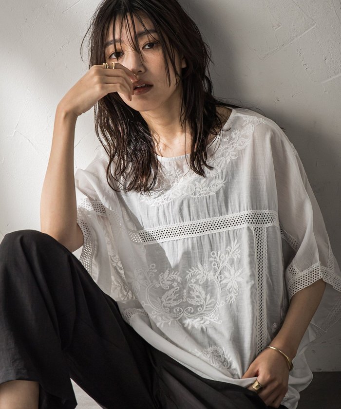 【メイソングレイ/MAYSON GREY】のボタニカル刺繍ドルマンブラウス≪手洗い可能≫ インテリア・キッズ・メンズ・レディースファッション・服の通販 founy(ファニー) https://founy.com/ ファッション Fashion レディースファッション Fashion for Women トップス・カットソー Cut & Sew Tops シャツ・ブラウス・オフィスカジュアル Elegant Blouses & Button-Ups インド Indian Textile オリエンタル Oriental Pattern サークル Circle, Round Design デニム Denim, Jeans Material パターン Pattern, Design Print ボタニカル Botanical, Floral Pattern リラックス Relax, Relaxed Fit レース Lace, Lace Fabric |ID: prp329100004604060 ipo3291000000032755428