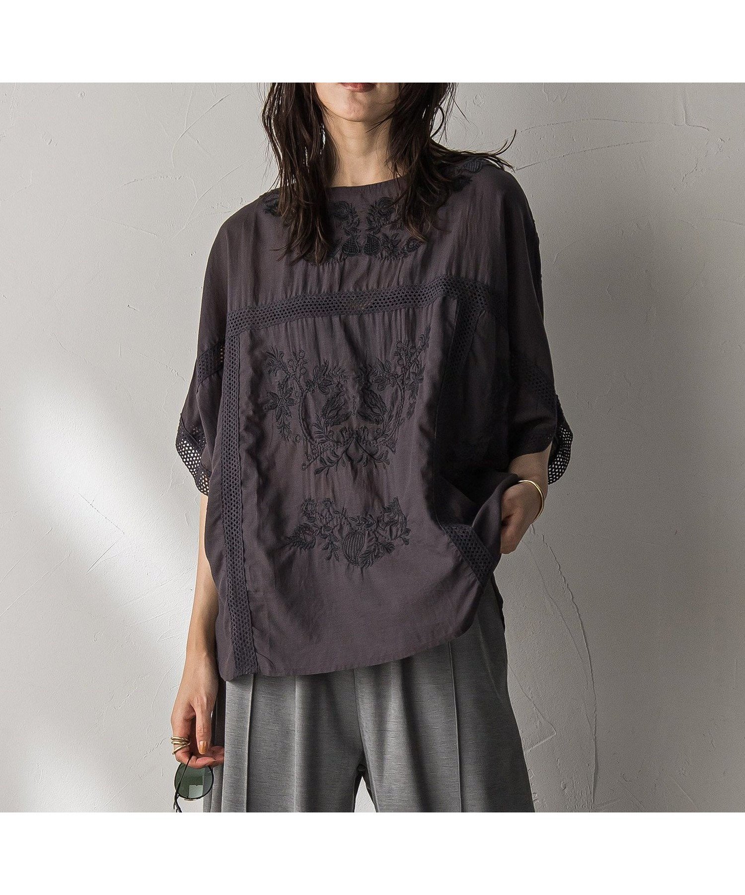 【メイソングレイ/MAYSON GREY】のボタニカル刺繍ドルマンブラウス≪手洗い可能≫ インテリア・キッズ・メンズ・レディースファッション・服の通販 founy(ファニー) 　ファッション　Fashion　レディースファッション　Fashion for Women　トップス・カットソー　Cut & Sew Tops　シャツ・ブラウス・オフィスカジュアル　Elegant Blouses & Button-Ups　インド　Indian Textile　オリエンタル　Oriental Pattern　サークル　Circle, Round Design　デニム　Denim, Jeans Material　パターン　Pattern, Design Print　ボタニカル　Botanical, Floral Pattern　リラックス　Relax, Relaxed Fit　レース　Lace, Lace Fabric　チャコールグレー|ID: prp329100004604060 ipo3291000000032755431