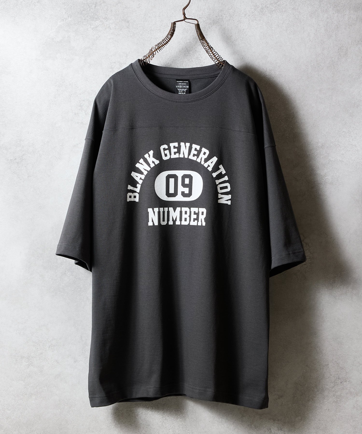 【ナンバー/Number】のHEAVY COTTON FOOTBALL T-SHIRT インテリア・キッズ・メンズ・レディースファッション・服の通販 founy(ファニー) 　ファッション　Fashion　レディースファッション　Fashion for Women　トップス・カットソー　Cut & Sew Tops　シャツ・ブラウス・オフィスカジュアル　Elegant Blouses & Button-Ups　ロングTシャツ・Tシャツ　Longline T-Shirts & Tees　グラフィック　Graphic, Graphic Design　スラックス　Slacks, Dress Pants　スリム　Slim, Slim Fit　セットアップ　Set-Up, Coordinated Outfit　トレンド　Trend, Trending Now　定番　Standard, Basic Item　長袖　Long Sleeve, Full Sleeve　バランス　Balance, Style Balance　ミックス　Mix, Mixed Style　ヨーク　Yoke, Yoke Design　ワイド　Wide, Wide Fit　A/W・秋冬　Autumn/Winter　S/S・春夏　SS, Spring/Summer, Warm Season　おすすめ　Recommended / Our Picks　夏　Summer　CHARCOAL|ID: prp329100004604515 ipo3291000000032764473