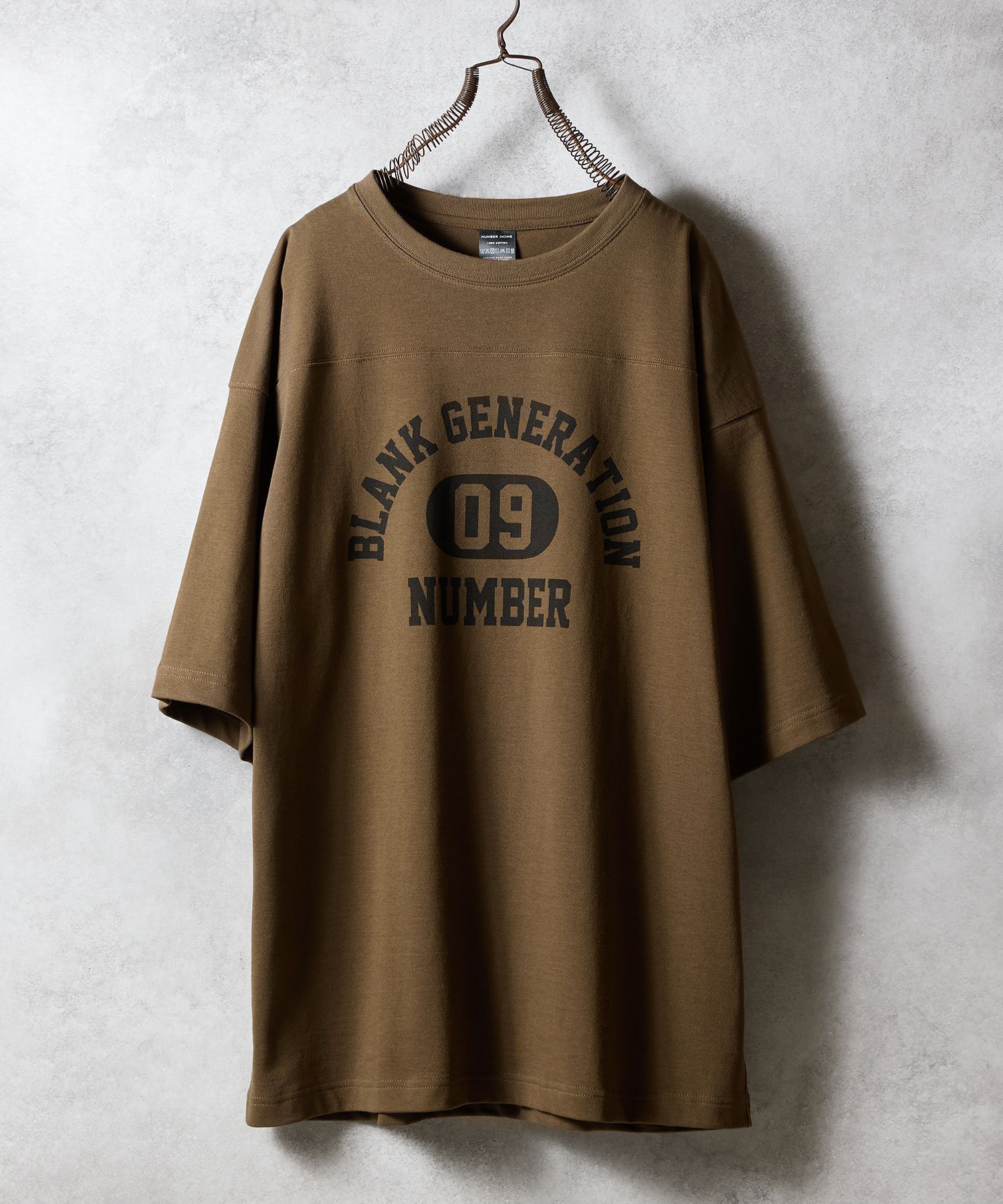 【ナンバー/Number】のHEAVY COTTON FOOTBALL T-SHIRT インテリア・キッズ・メンズ・レディースファッション・服の通販 founy(ファニー) 　ファッション　Fashion　レディースファッション　Fashion for Women　トップス・カットソー　Cut & Sew Tops　シャツ・ブラウス・オフィスカジュアル　Elegant Blouses & Button-Ups　ロングTシャツ・Tシャツ　Longline T-Shirts & Tees　グラフィック　Graphic, Graphic Design　スラックス　Slacks, Dress Pants　スリム　Slim, Slim Fit　セットアップ　Set-Up, Coordinated Outfit　トレンド　Trend, Trending Now　定番　Standard, Basic Item　長袖　Long Sleeve, Full Sleeve　バランス　Balance, Style Balance　ミックス　Mix, Mixed Style　ヨーク　Yoke, Yoke Design　ワイド　Wide, Wide Fit　A/W・秋冬　Autumn/Winter　S/S・春夏　SS, Spring/Summer, Warm Season　おすすめ　Recommended / Our Picks　夏　Summer　KHAKI|ID: prp329100004604515 ipo3291000000032764475