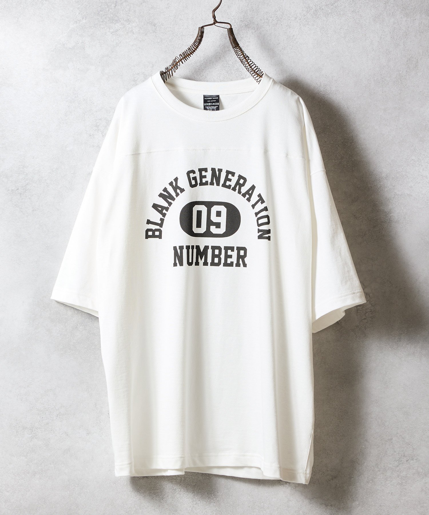 【ナンバー/Number】のHEAVY COTTON FOOTBALL T-SHIRT インテリア・キッズ・メンズ・レディースファッション・服の通販 founy(ファニー) 　ファッション　Fashion　レディースファッション　Fashion for Women　トップス・カットソー　Cut & Sew Tops　シャツ・ブラウス・オフィスカジュアル　Elegant Blouses & Button-Ups　ロングTシャツ・Tシャツ　Longline T-Shirts & Tees　グラフィック　Graphic, Graphic Design　スラックス　Slacks, Dress Pants　スリム　Slim, Slim Fit　セットアップ　Set-Up, Coordinated Outfit　トレンド　Trend, Trending Now　定番　Standard, Basic Item　長袖　Long Sleeve, Full Sleeve　バランス　Balance, Style Balance　ミックス　Mix, Mixed Style　ヨーク　Yoke, Yoke Design　ワイド　Wide, Wide Fit　A/W・秋冬　Autumn/Winter　S/S・春夏　SS, Spring/Summer, Warm Season　おすすめ　Recommended / Our Picks　夏　Summer　WHITE|ID: prp329100004604515 ipo3291000000032764478