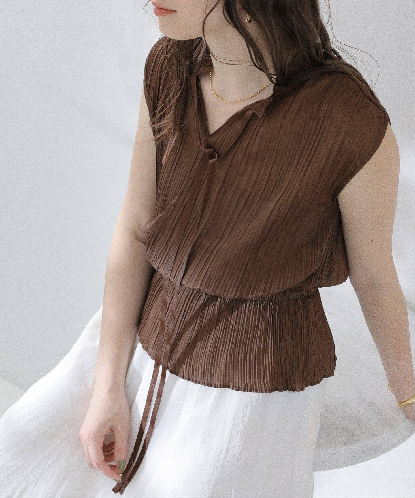 【ラ トータリテ/La TOTALITE】の【洗える】2WAYシルキープリーツブラウス インテリア・キッズ・メンズ・レディースファッション・服の通販 founy(ファニー) 　ファッション　Fashion　レディースファッション　Fashion for Women　トップス・カットソー　Cut & Sew Tops　シャツ・ブラウス・オフィスカジュアル　Elegant Blouses & Button-Ups　2025年　2025　2025春夏・S/S　Spring/Summer 2025 SS25　インナーキャミ　Inner Camisole　シャンブレー　Chambray, Denim-Like Fabric　ボトム　Bottoms, Lower Wear　リボン　Ribbon, Bow　洗える　Machine Washable　ブラウン|ID: prp329100004604568 ipo3291000000032765252