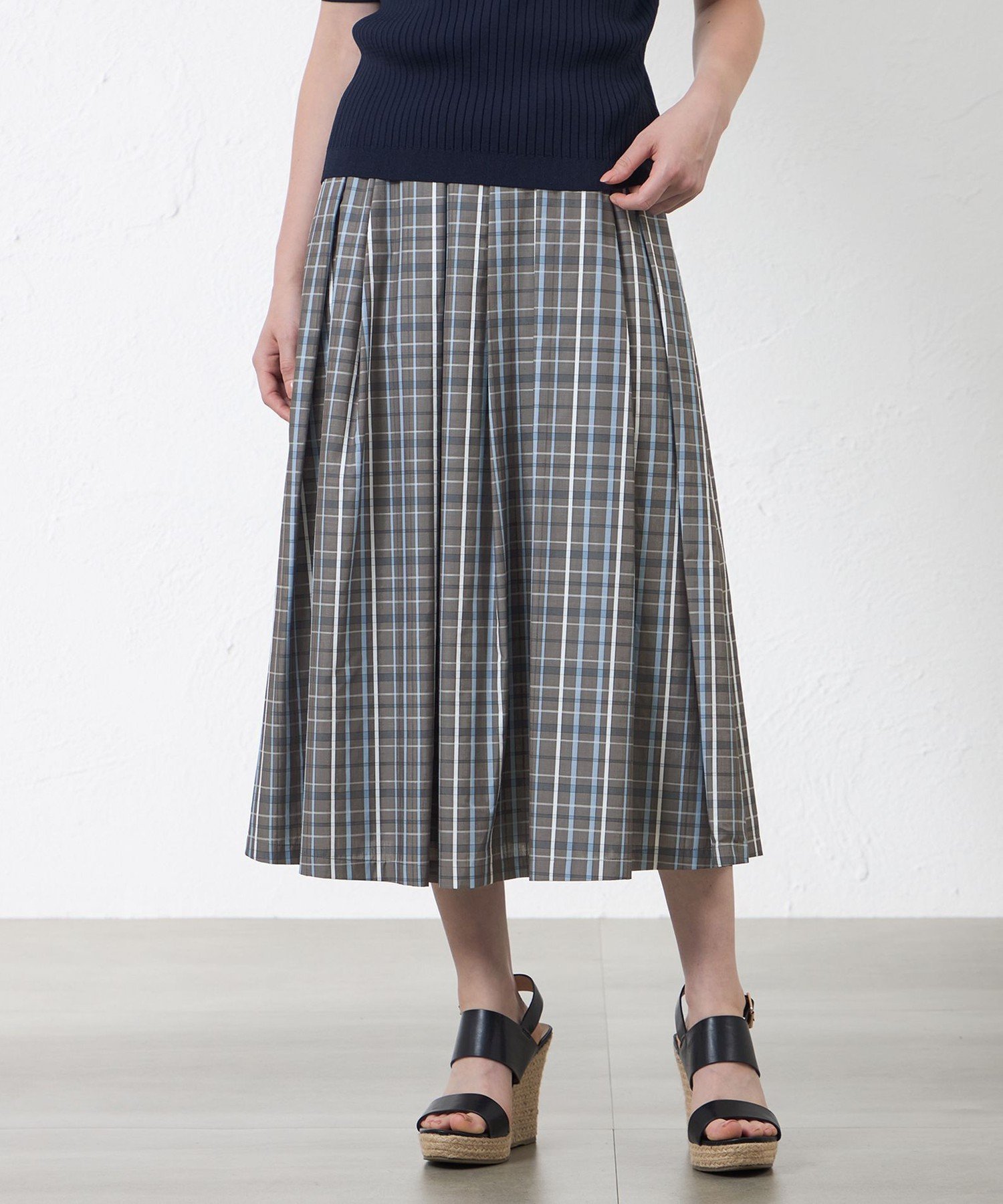 【アマカ/AMACA】のレオファインチェック タックスカート インテリア・キッズ・メンズ・レディースファッション・服の通販 founy(ファニー) 　ファッション　Fashion　レディースファッション　Fashion for Women　スカート　Skirts　キュプラ　Cupro, Eco Fabric　サテン　Satin, Glossy Fabric　ストライプ　Stripe, Striped Pattern　セットアップ　Set-Up, Coordinated Outfit　リネン　Linen, Linen Fabric　夏　Summer　ライトグレー|ID: prp329100004604717 ipo3291000000032768444
