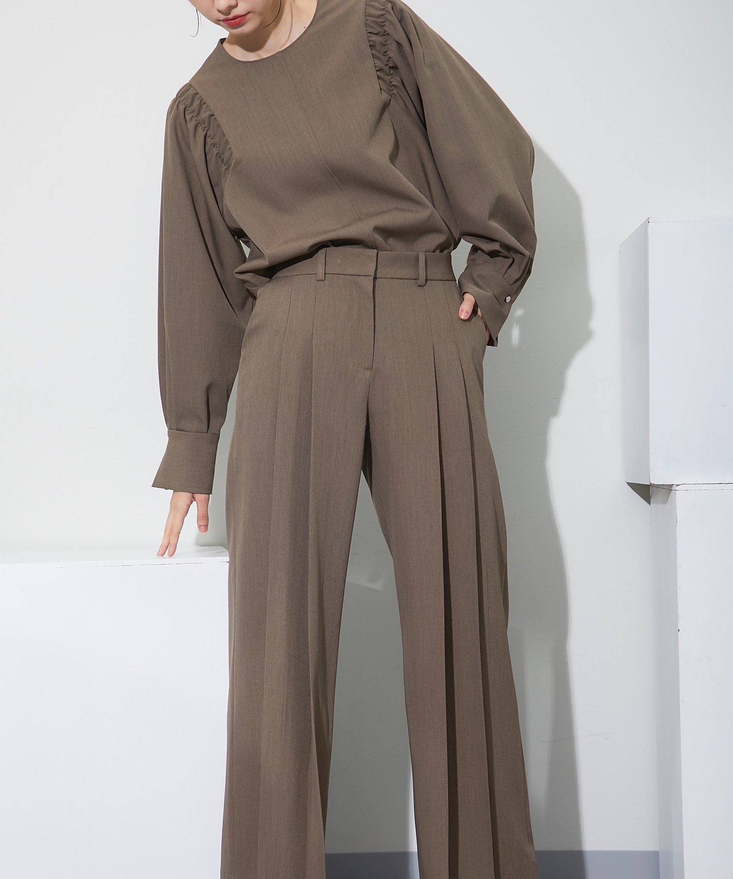 【スマイルオーキッド/SMILE ORCHID】のプリーツワイドパンツ インテリア・キッズ・メンズ・レディースファッション・服の通販 founy(ファニー) 　ファッション　Fashion　レディースファッション　Fashion for Women　パンツ　Pants & Trousers　ドレープ　Drape, Draping Fabric　プリーツ　Pleats, Pleated　リラックス　Relax, Relaxed Fit　ワイド　Wide, Wide Fit　エレガント 上品　Elegant　ブラウン|ID: prp329100004604725 ipo3291000000032768634
