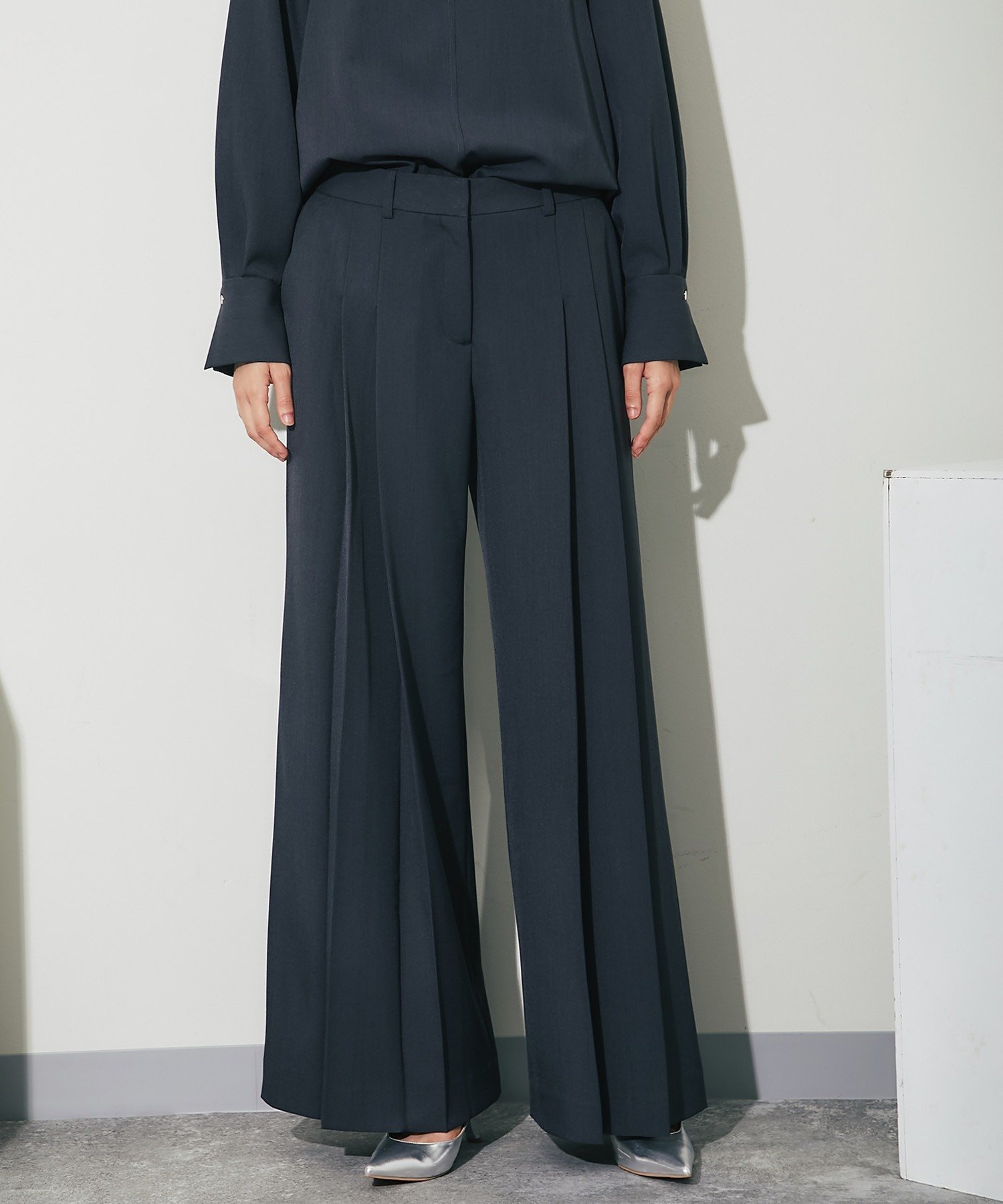 【スマイルオーキッド/SMILE ORCHID】のプリーツワイドパンツ インテリア・キッズ・メンズ・レディースファッション・服の通販 founy(ファニー) 　ファッション　Fashion　レディースファッション　Fashion for Women　パンツ　Pants & Trousers　ドレープ　Drape, Draping Fabric　プリーツ　Pleats, Pleated　リラックス　Relax, Relaxed Fit　ワイド　Wide, Wide Fit　エレガント 上品　Elegant　ネイビー|ID: prp329100004604725 ipo3291000000032768637