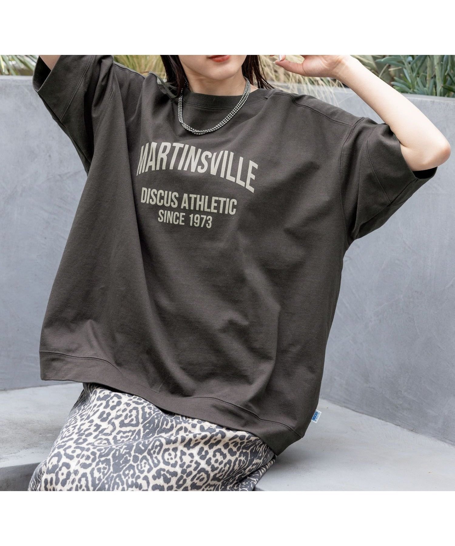【レイジブルー/RAGEBLUE】のDISCUS/ディスカス カレッジBIGTシャツ インテリア・キッズ・メンズ・レディースファッション・服の通販 founy(ファニー) 　ファッション　Fashion　レディースファッション　Fashion for Women　トップス・カットソー　Cut & Sew Tops　シャツ・ブラウス・オフィスカジュアル　Elegant Blouses & Button-Ups　ロングTシャツ・Tシャツ　Longline T-Shirts & Tees　春　Spring　シンプル　Simple, Minimal　スポーツ　Sports, Activewear　スラックス　Slacks, Dress Pants　ダメージ　Distressed, Destroyed　デニム　Denim, Jeans Material　トレンド　Trend, Trending Now　定番　Standard, Basic Item　人気　Popular, Best Seller　フレア　Flare, Flared　フロント　Front, Front Design　ベーシック　Basic, Essential　ミックス　Mix, Mixed Style　モチーフ　Motif, Design Theme　リラックス　Relax, Relaxed Fit　ルーズ　Loose, Oversized　S/S・春夏　SS, Spring/Summer, Warm Season　おすすめ　Recommended / Our Picks　夏　Summer　ブラック09|ID: prp329100004605369 ipo3291000000032783584