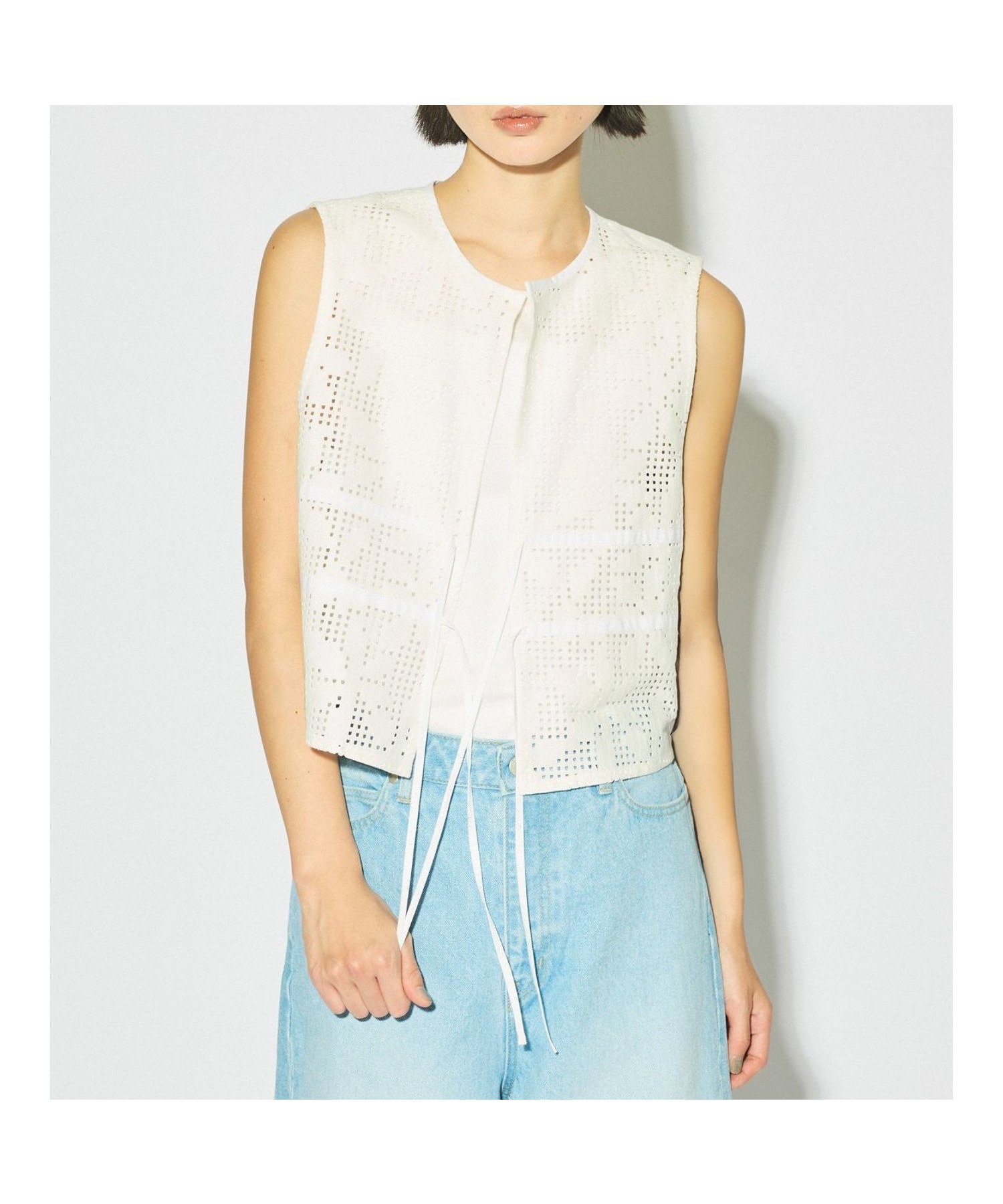 【マーコート/MARcourt】のMIDIUMISOLID for Ladies レースショートベスト インテリア・キッズ・メンズ・レディースファッション・服の通販 founy(ファニー) 　ファッション　Fashion　レディースファッション　Fashion for Women　アウター　Coat / Outerwear Collection　トップス・カットソー　Cut & Sew Tops　ベスト&ジレ / 重ね着スタイル　Vests & Gilets　キャミソール　Camisole, Spaghetti Strap Top　コンパクト　Compact, Small Size　ノースリーブ　Sleeveless, No-Sleeve　フロント　Front, Front Design　ポケット　Pocket, Pocket Detail　ラッセル　Raschel, Raschel Lace　レース　Lace, Lace Fabric　エレガント 上品　Elegant　オフホワイト|ID: prp329100004605497 ipo3291000000033187466
