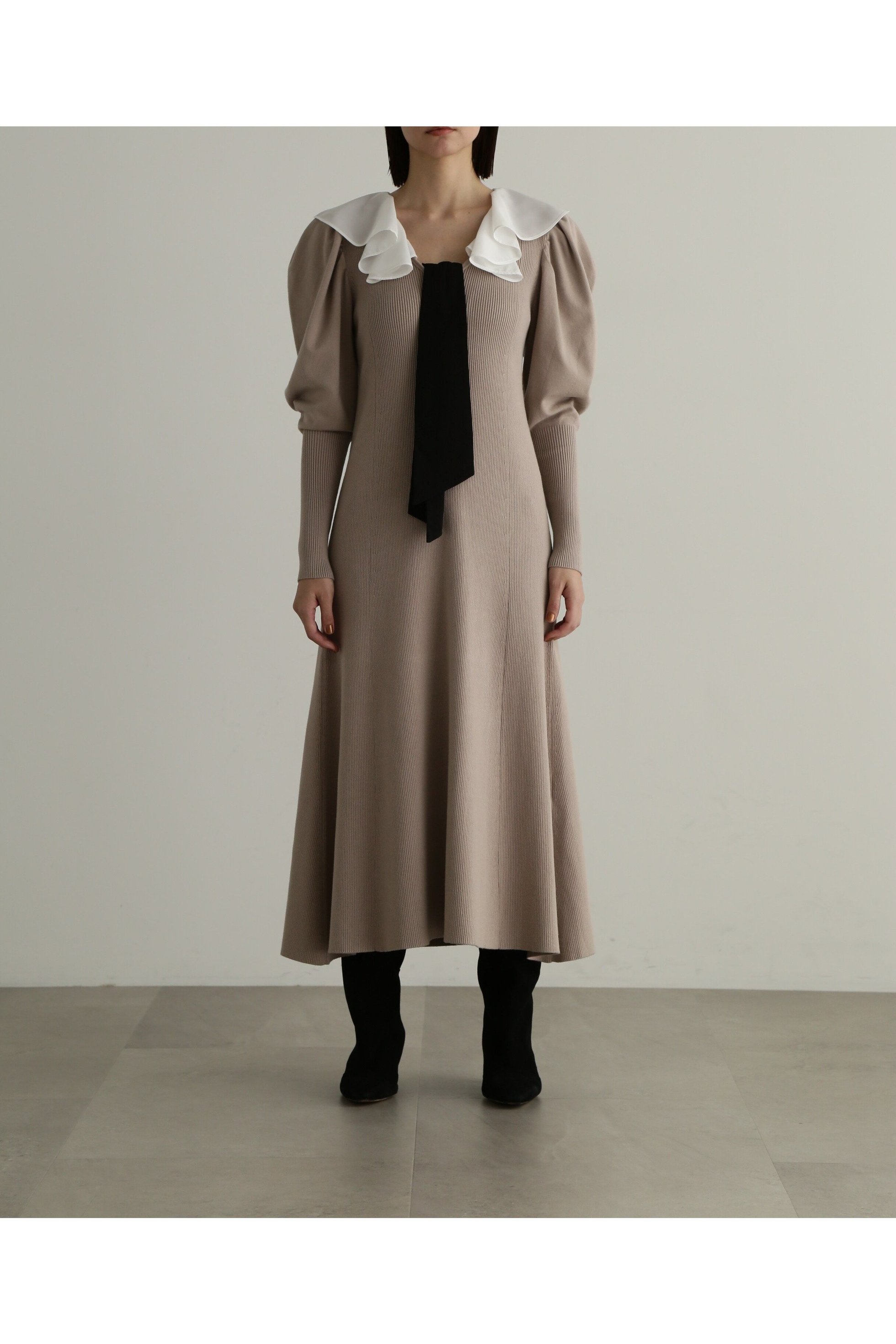 【ジルスチュアート/JILL STUART】のフリルカラーリブニットワンピース インテリア・キッズ・メンズ・レディースファッション・服の通販 founy(ファニー) 　ファッション　Fashion　レディースファッション　Fashion for Women　ワンピース　Dresses　ニットワンピース　Knit Dresses　シンプル　Simple, Minimal　フィット　Fit, Slim Fit　フリル　Frill, Ruffle　フレア　Flare, Flared　ベージュ|ID: prp329100004607274 ipo3291000000033011614